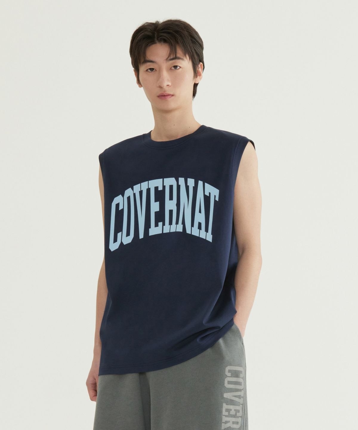 커버낫(COVERNAT) 쿨 코튼 아치 로고 슬리브리스 네이비
