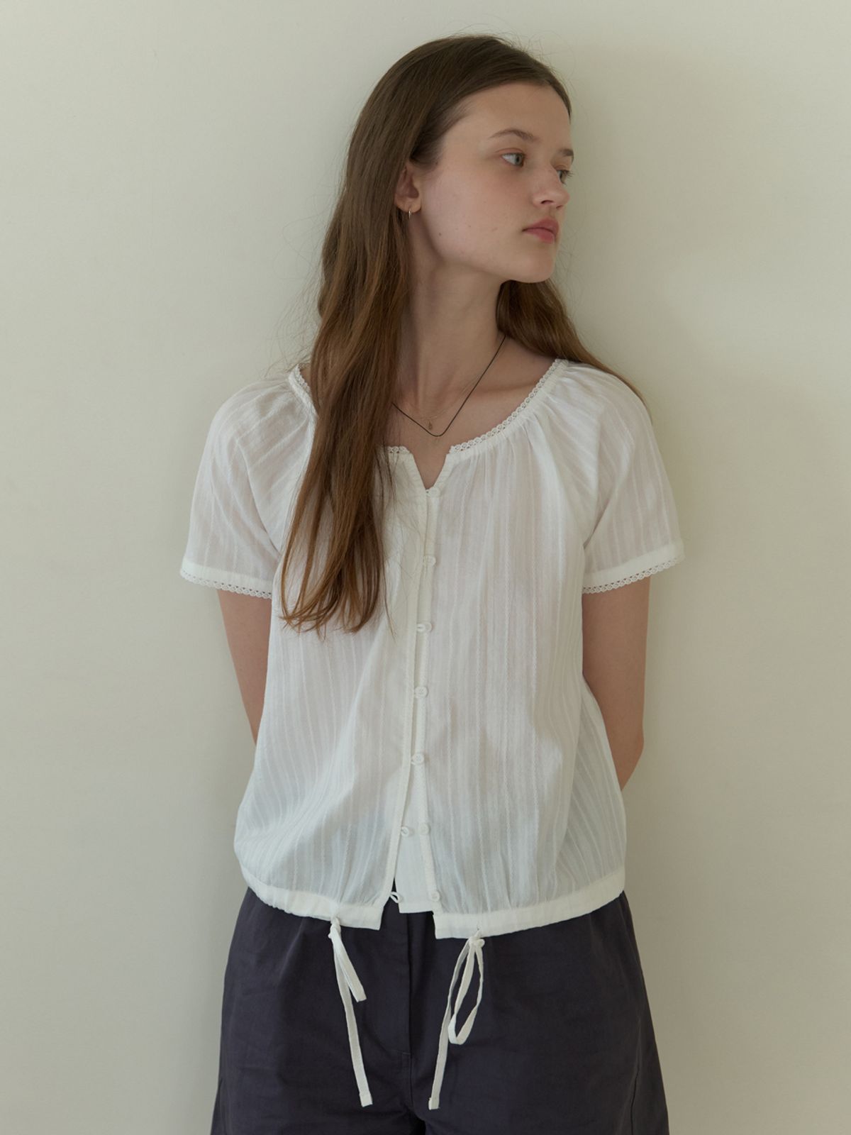더미튼(THEMITTEN) Foliage half blouse (white)