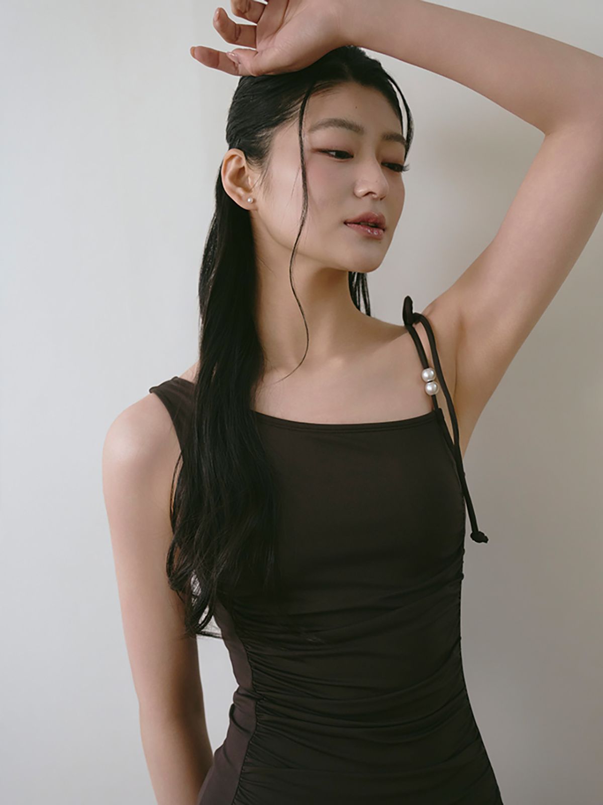 소냐레바이(SOGNAREBY) 원숄더 드레이프 원피스 브라운