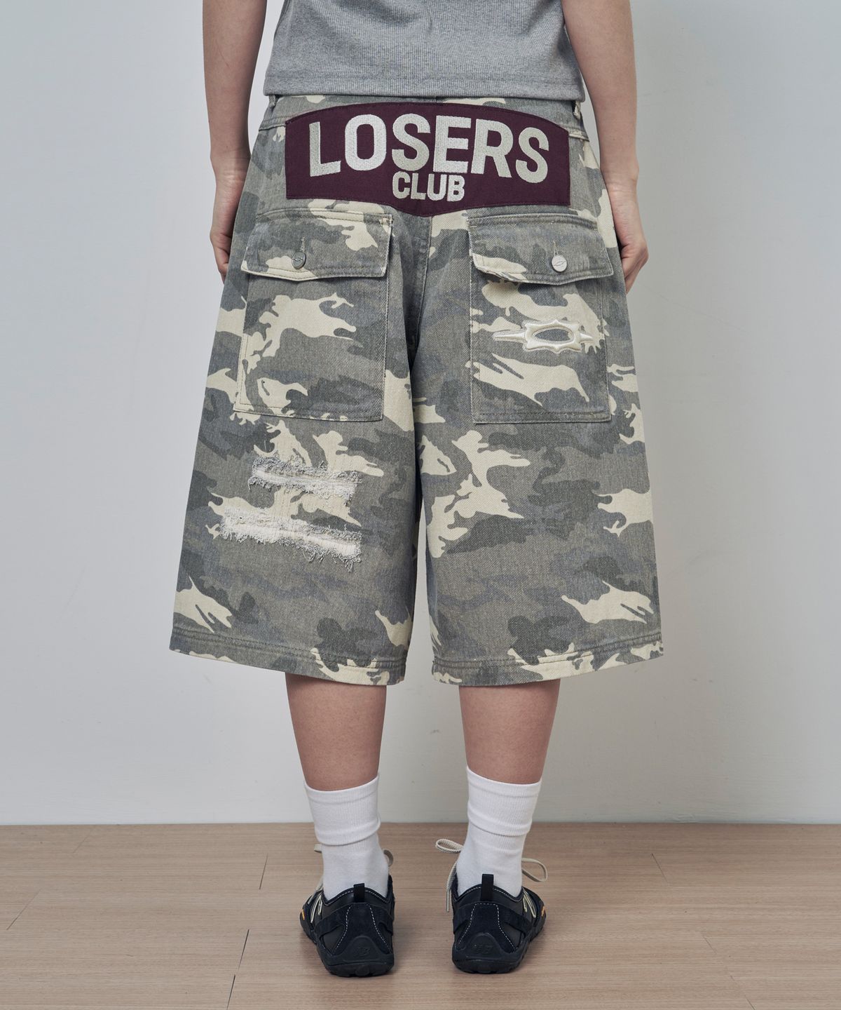 루저스클럽(LOSERS CLUB) 디스트로이드 패치 버뮤다 데님팬츠 베이지 카모