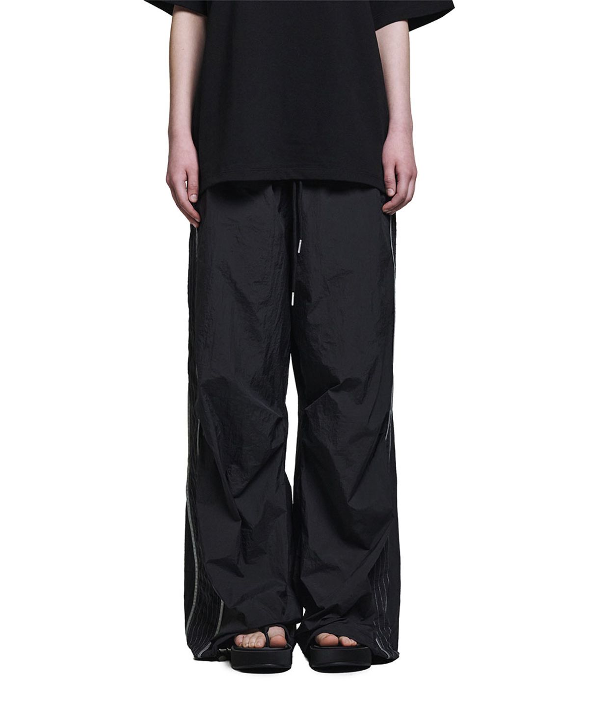 로타입(ROUGHTYPE) Piping Sewing Line Point Nylon Pants - Black