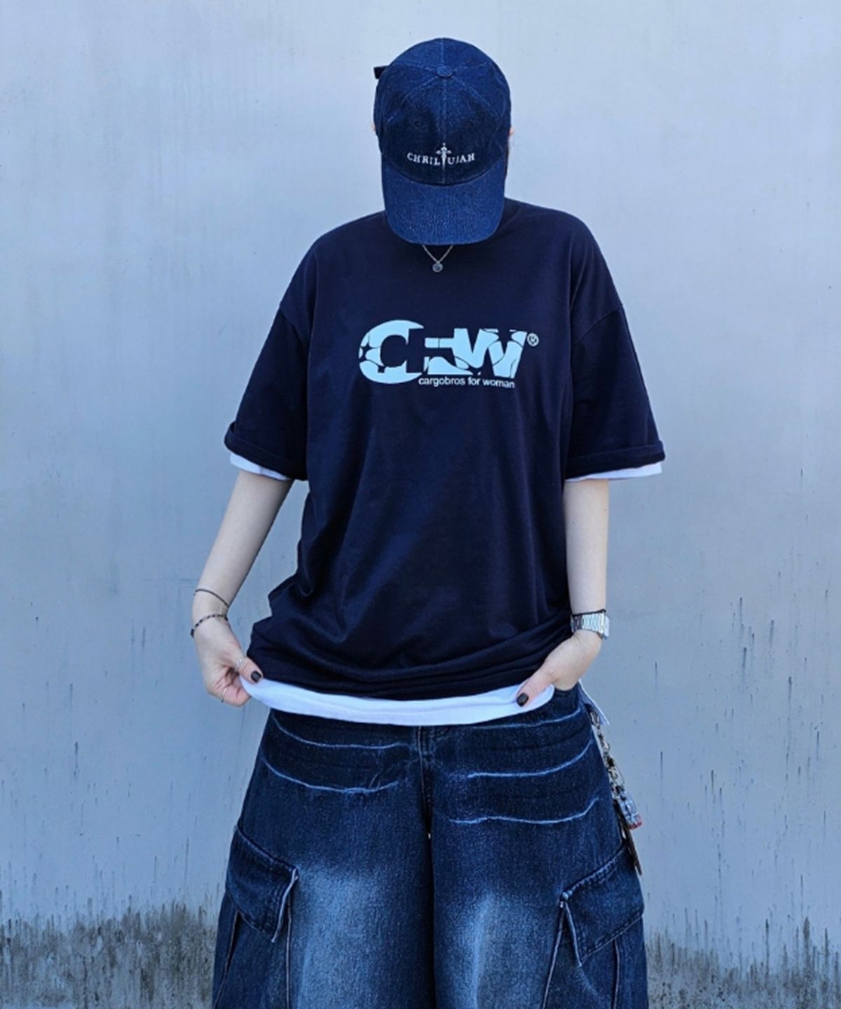 카고브로스 포 우먼(CARGOBROS FOR WOMAN) CFW 크랙 로고 반팔 티셔츠 (네이비)