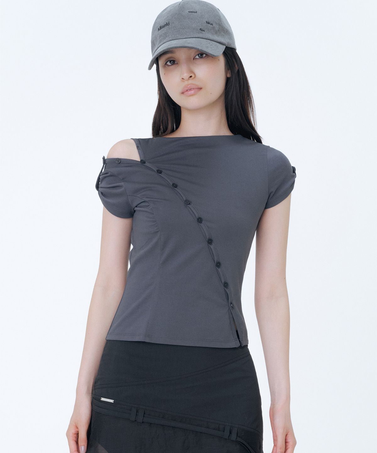 미세키서울(MISEKI SEOUL) Diagonal open short sleeve CHARCOAL