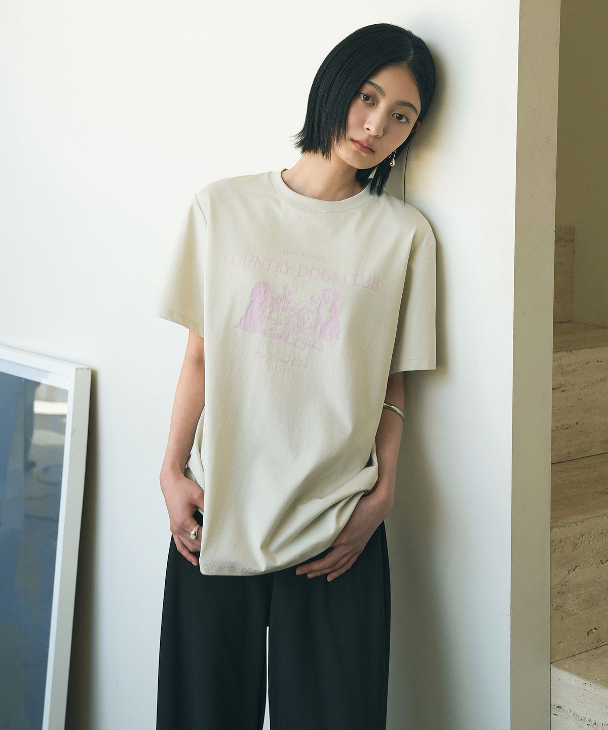 시야쥬(SIYAZU) SITP5296 COUNTRY DOGS CLUB 반팔 티셔츠_Khaki beige