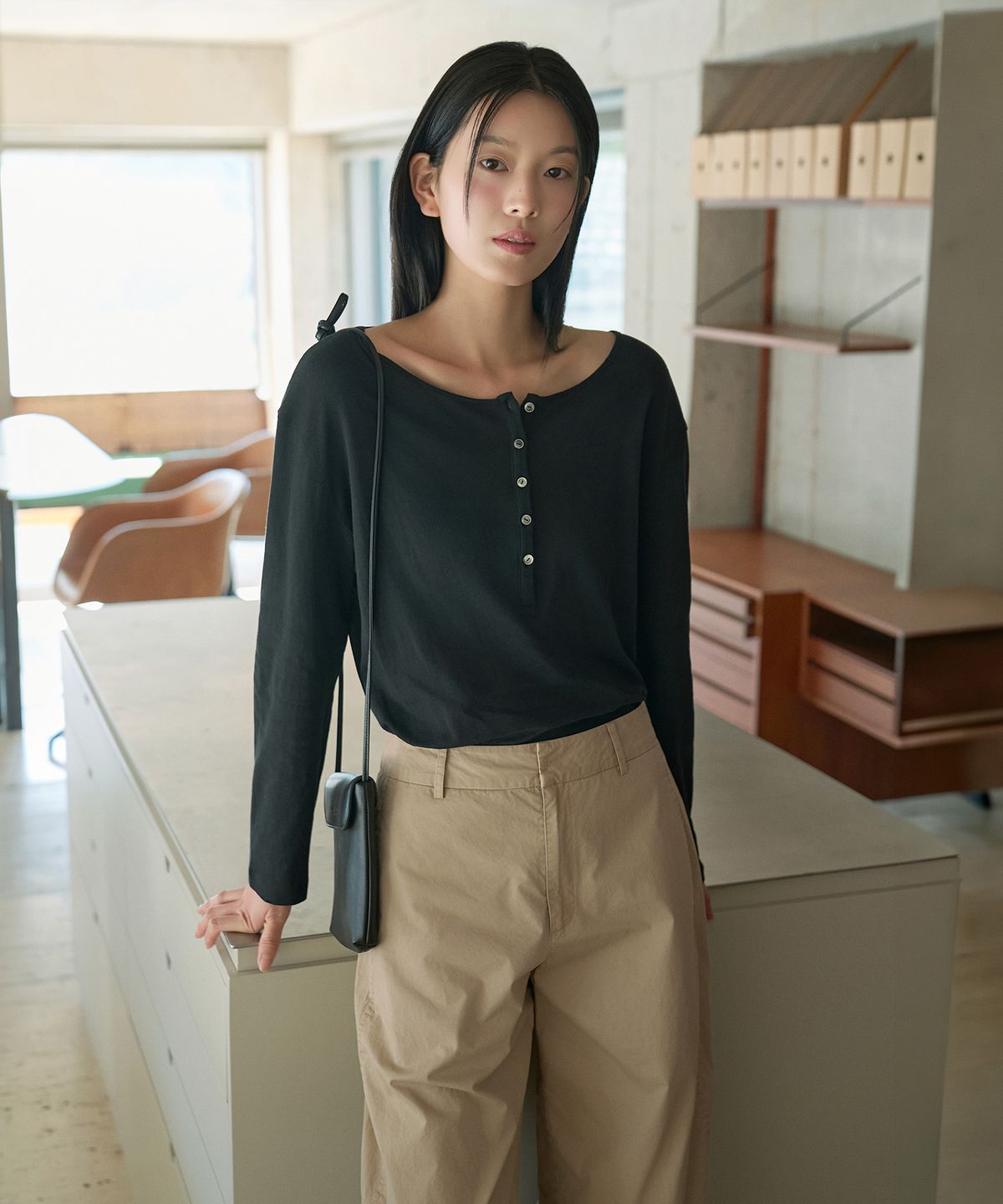 시야쥬(SIYAZU) SITP5283 시스루 헨리넥 티셔츠_Black