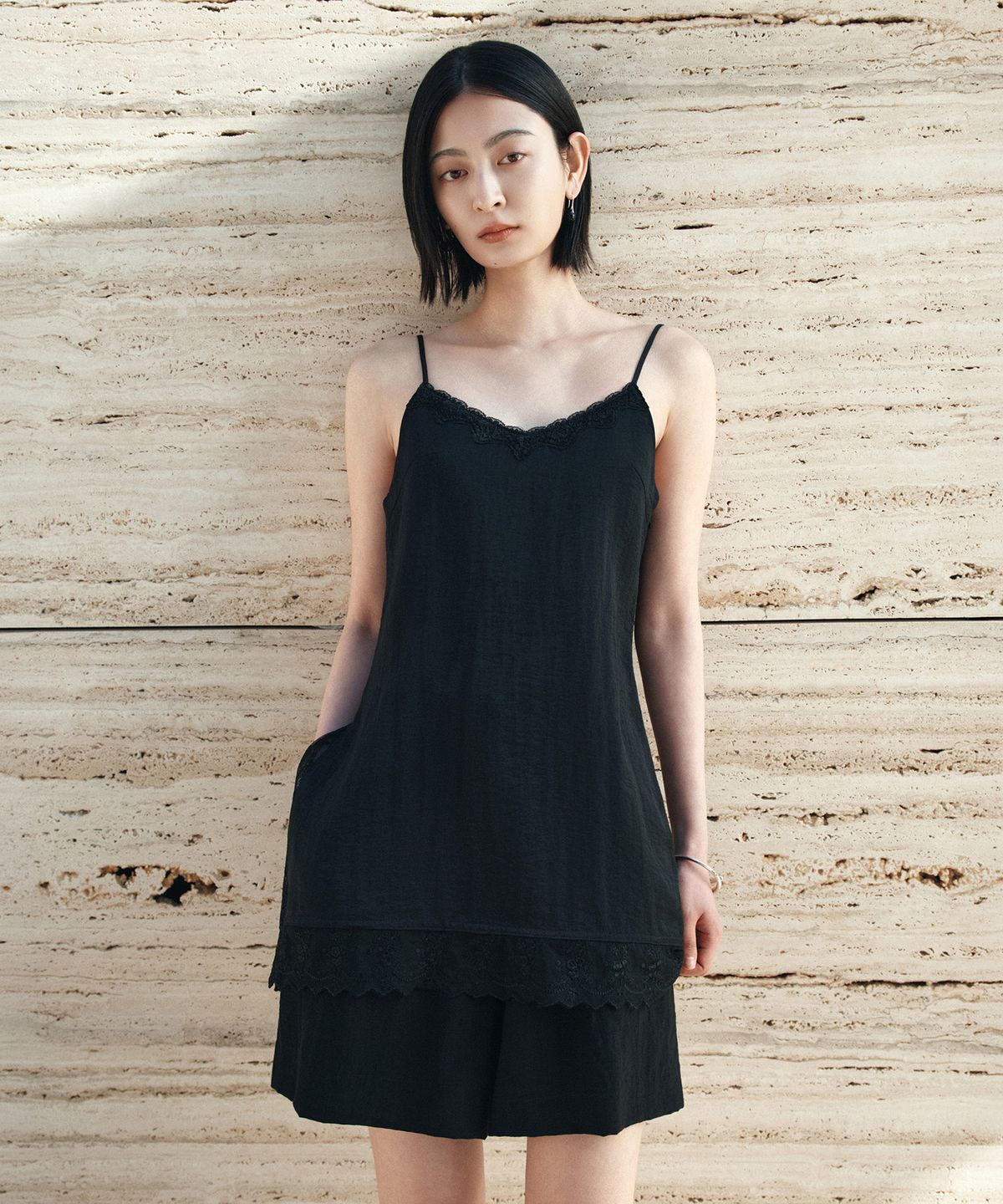 시야쥬(SIYAZU) SITP5282 레이스 실키 슬립 탑_Black