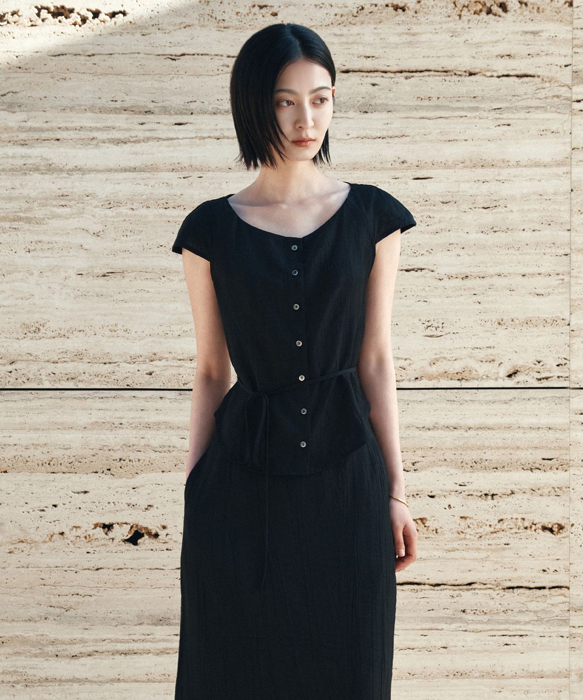 시야쥬(SIYAZU) SITP5281 캡소매 링클 블라우스_Black