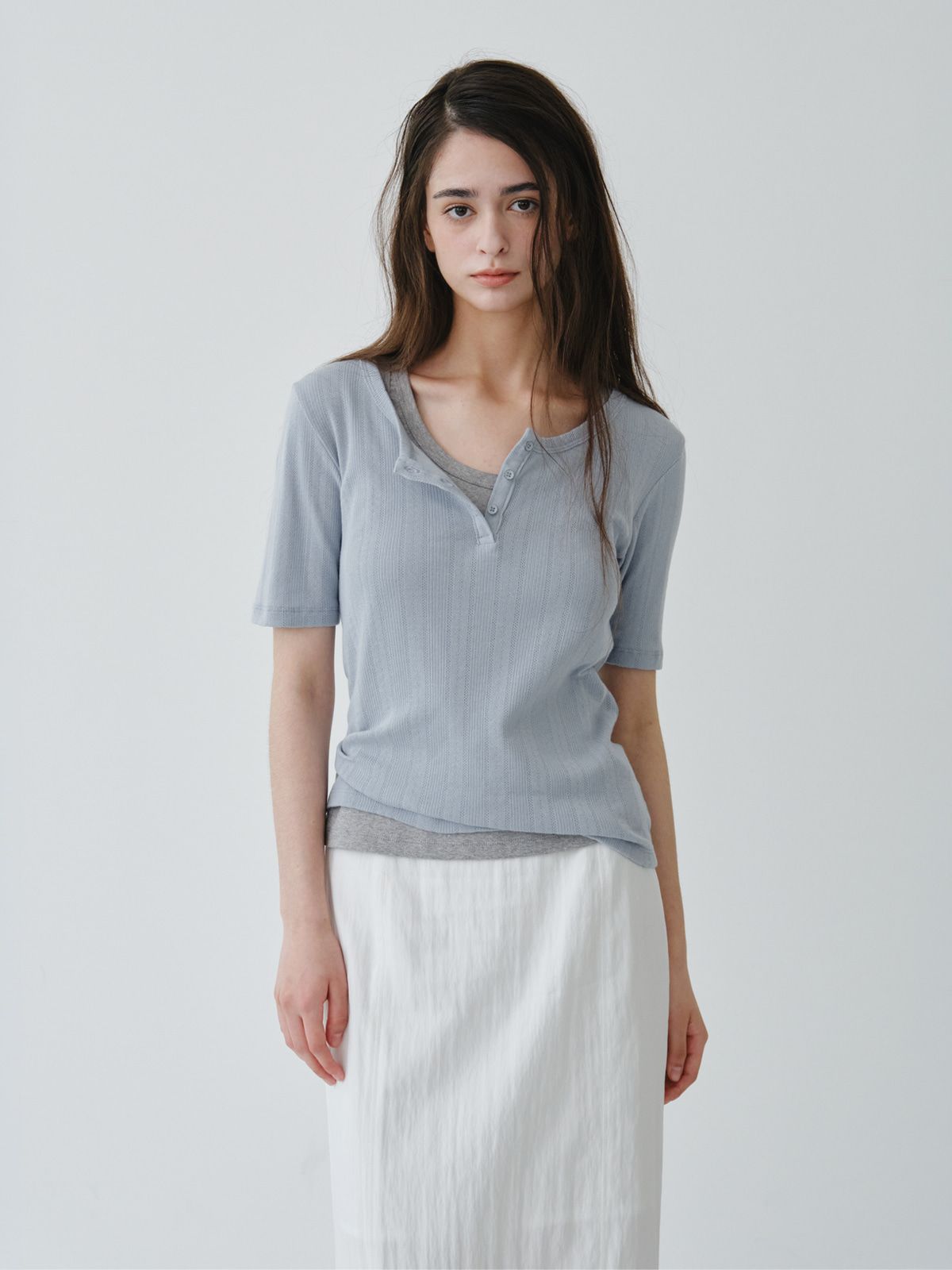 리플레인(REPLAIN) POINTELLE HENLEY NECK TOP_LIGHT BLUE
