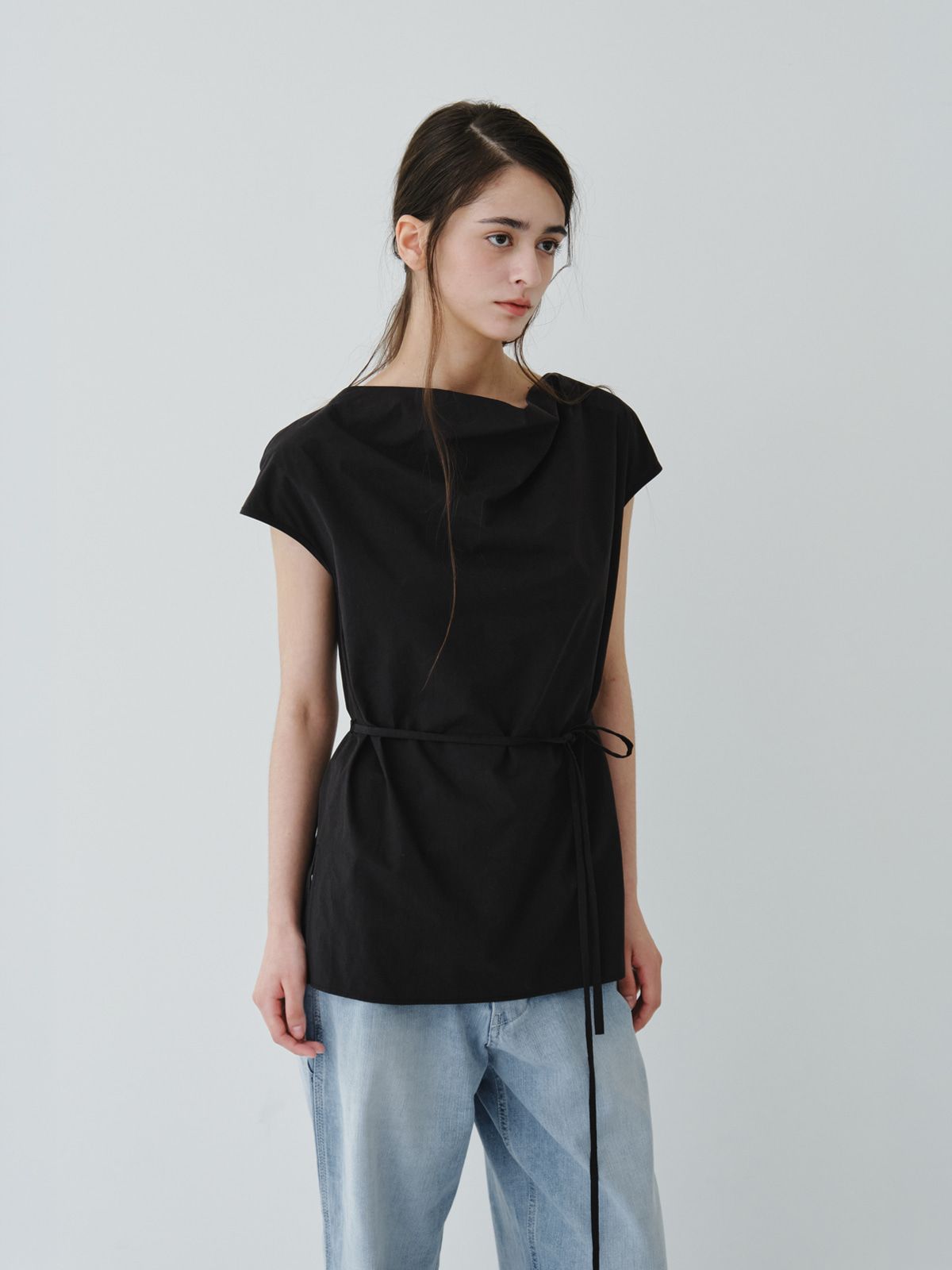 리플레인(REPLAIN) BACK BUTTON COWL BLOUSE TOP_BLACK