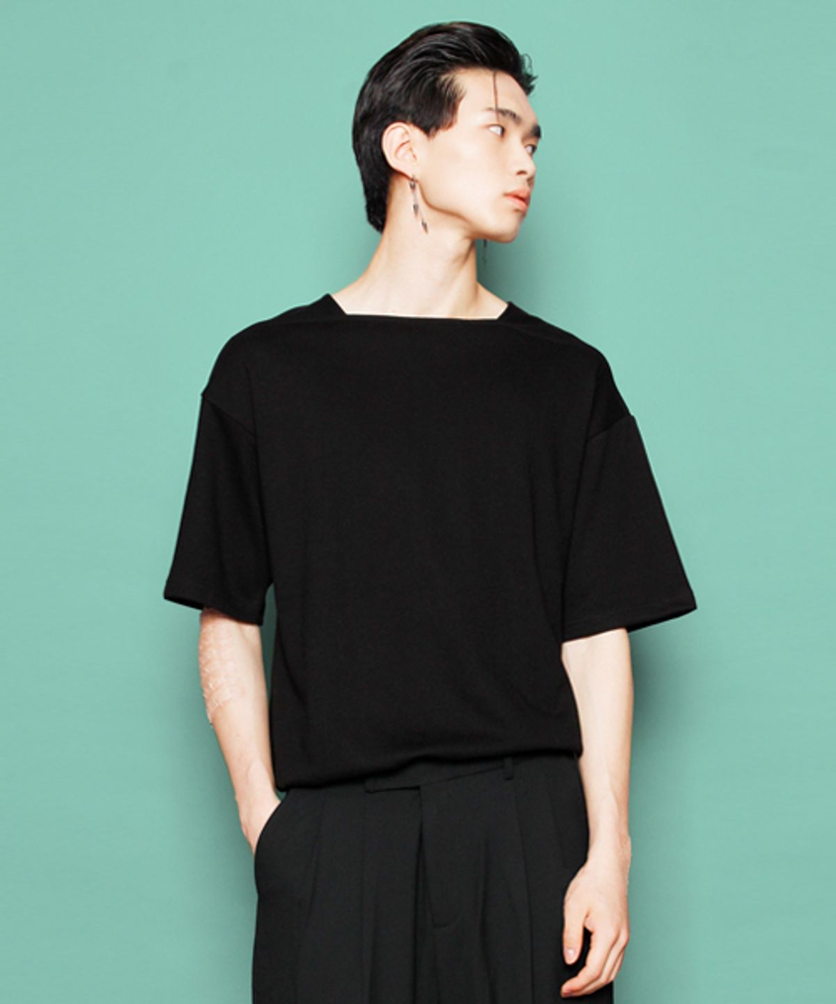 스튜디오235(STUDIO 235) 루즈핏 스퀘어넥 반팔 블랙