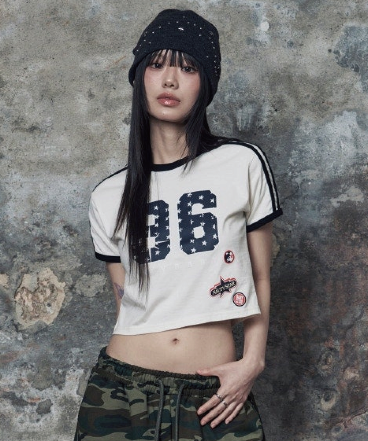 크라이베이비클럽(CRYBABYCLUB) 96스티커 라인크롭 반팔티