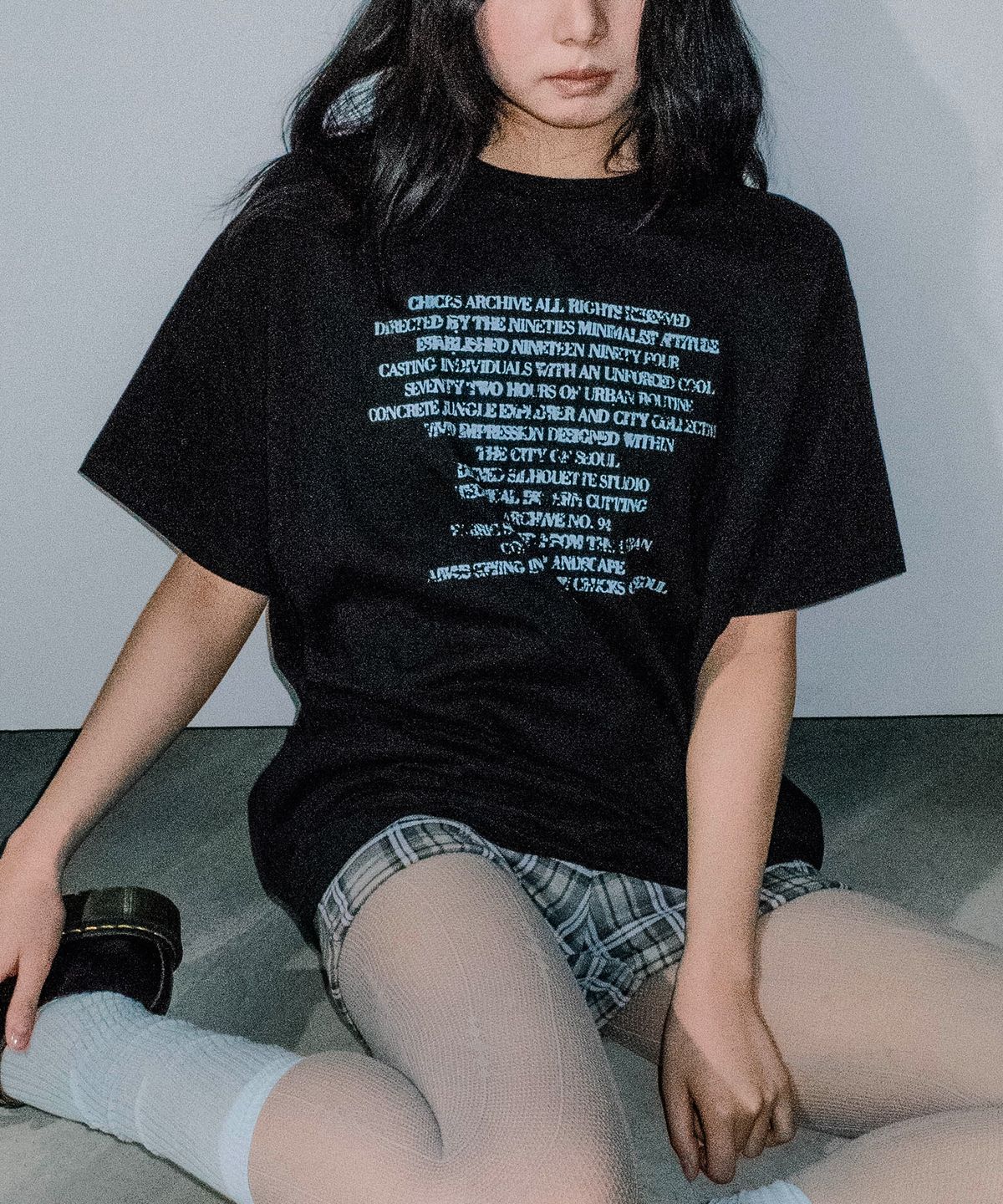 칙스(CHICKS) 어셈블 레터링 오버 반팔 블랙