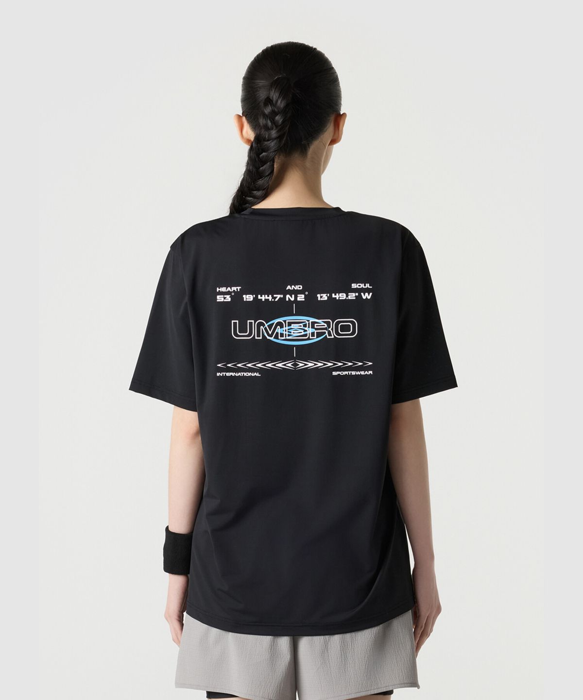 엄브로(UMBRO) [COOLING] 슬로우킥 냉감 메쉬 레터링 반팔 티셔츠 블랙 UR221SRS53