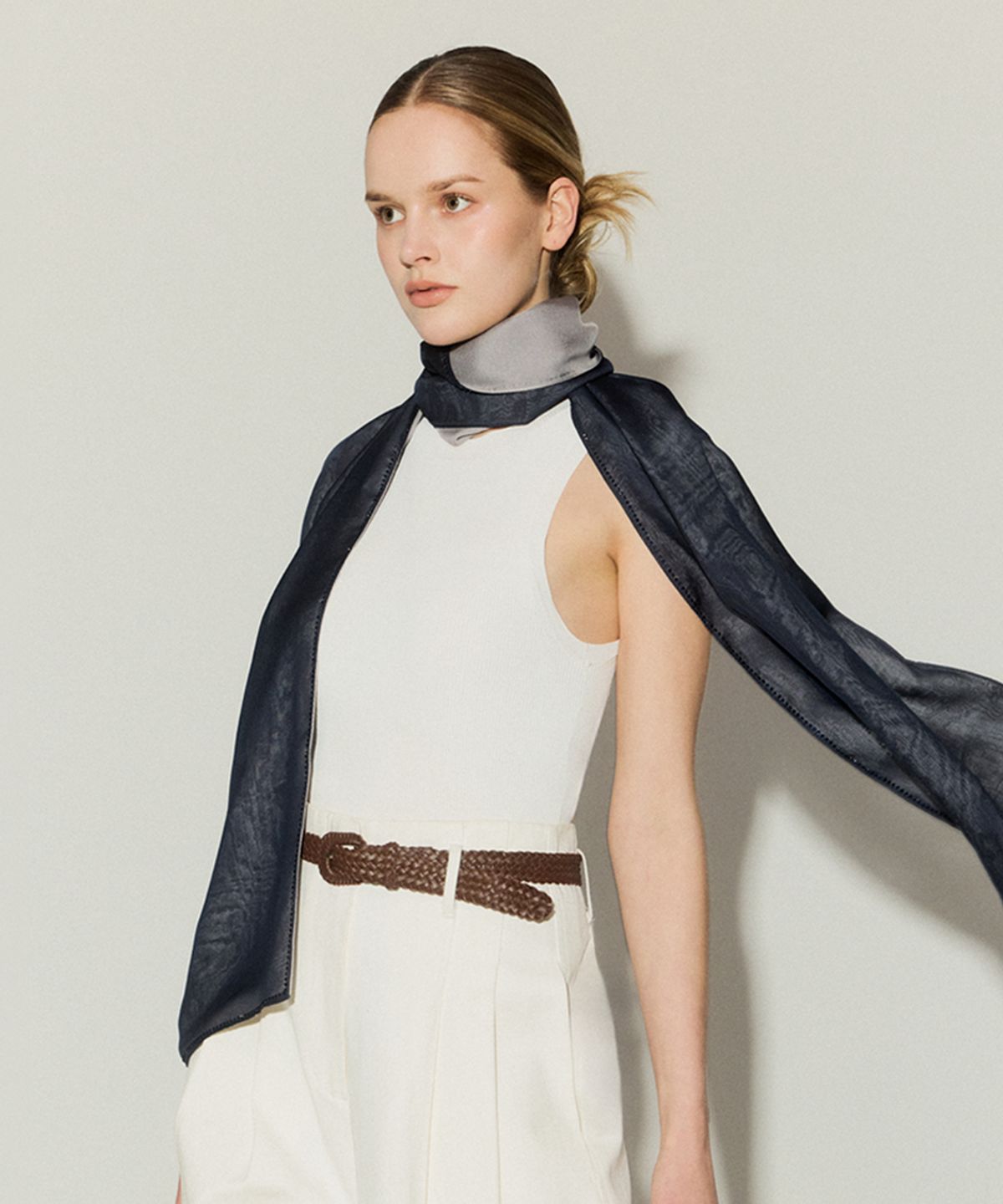 바니스뉴욕(BARNEYS NEWYORK) 실크100 큐빅 시어 스카프 네이비