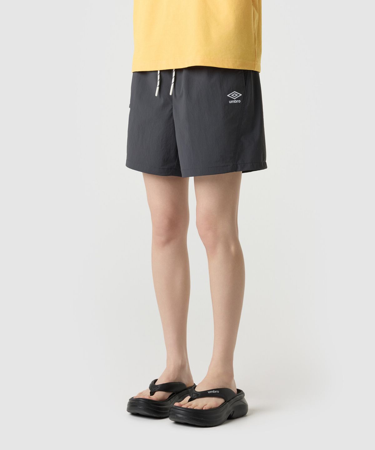 엄브로(UMBRO) 다이아몬드 이스케이프 나일론 스판 4.5부 반바지 차콜 UR213CHP52