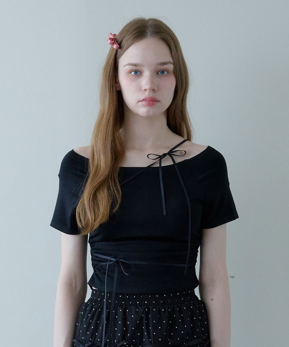 핑크파인애플(PINK PINEAPPLE) BALLET RIBBON OFF-SHOULDER T-SHIRT_BLACK