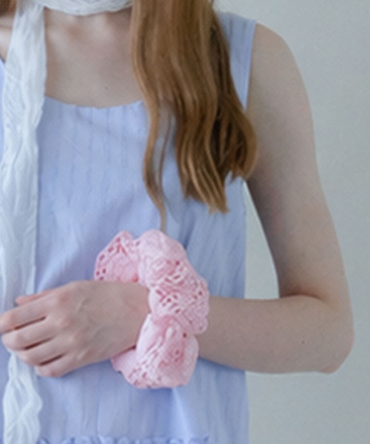 핑크파인애플(PINK PINEAPPLE) FLUTTER FLOWER CROCHET SCRUNCHIE_SKY BLUE