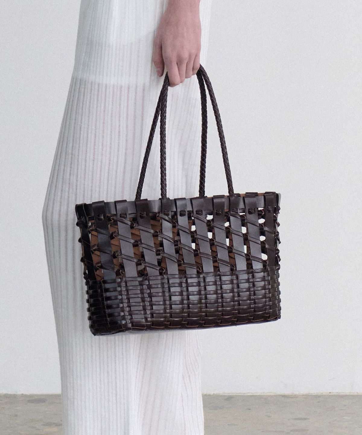 앤니즈(ANDNEEDS) Cava weaving bag (dark brown)