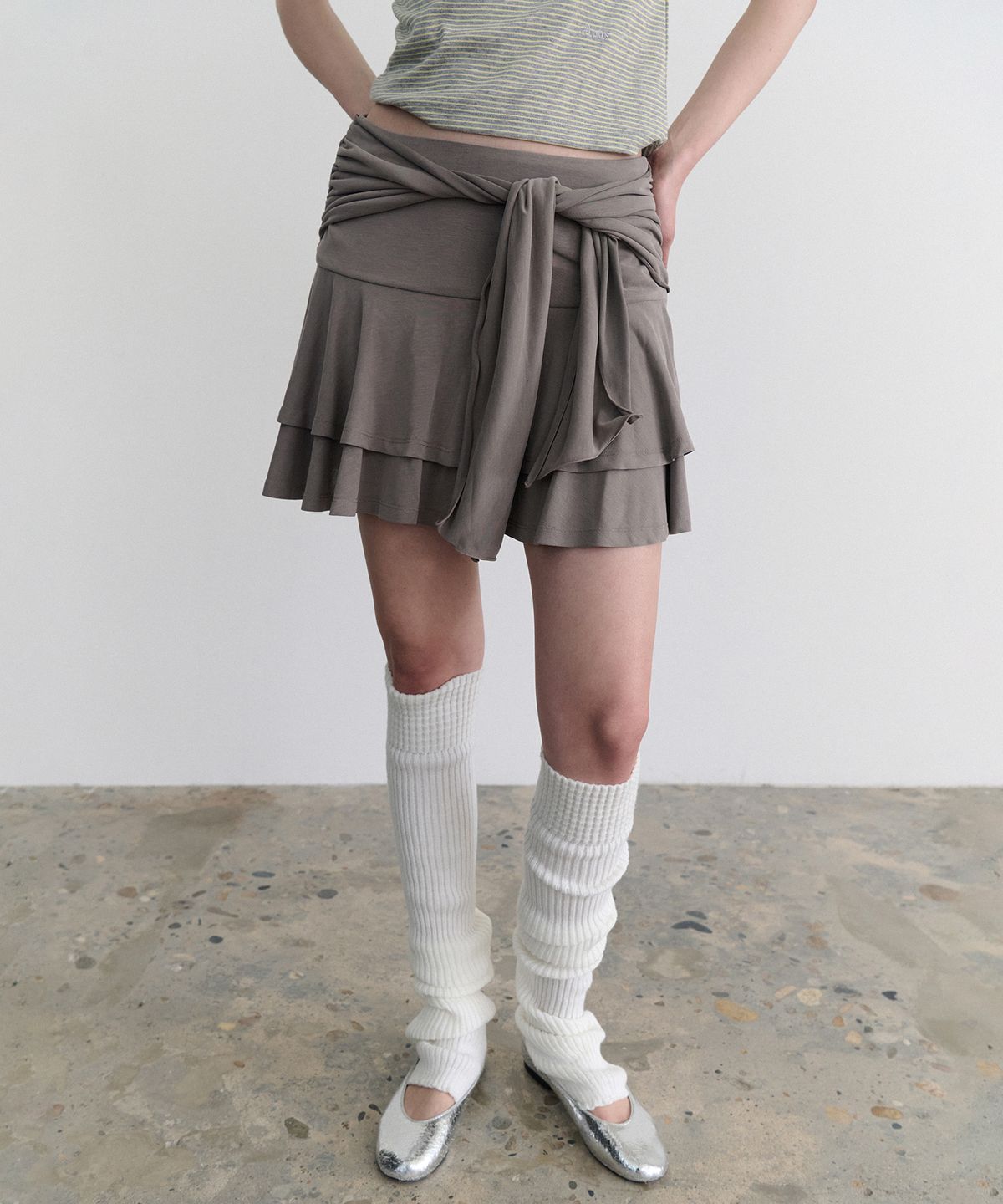 앤니즈(ANDNEEDS) Amalfi ruffle wrap skirt (mocha)
