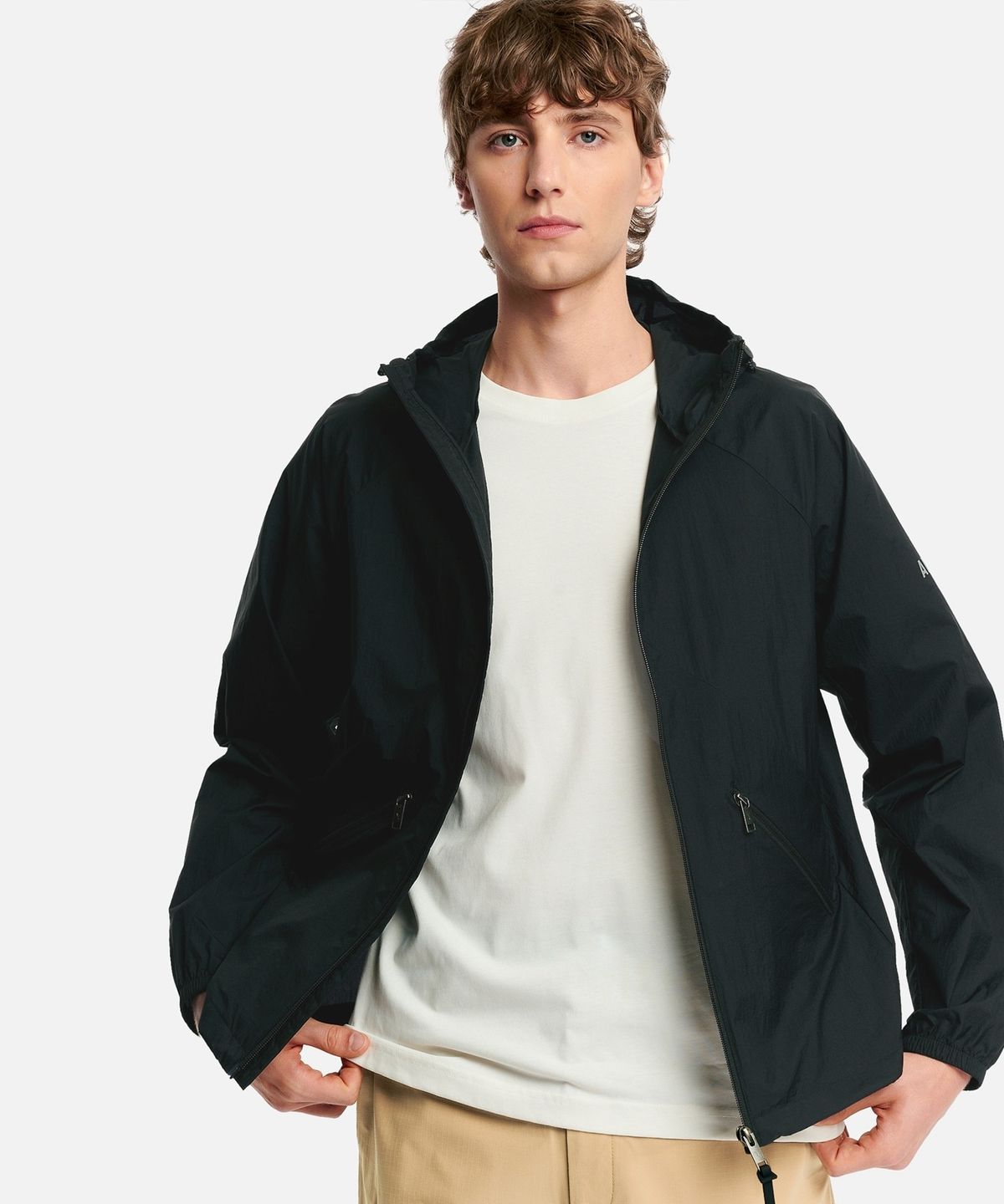 에이글(Aigle) 남성 초경량 립스탑 숏 후디 재킷 AAS26MOUT013NOI