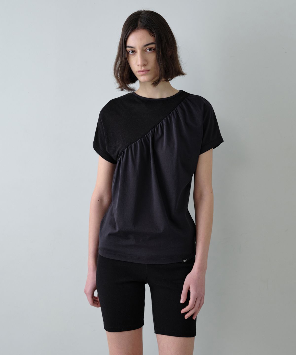 시메트릭 퍼센트(SYMMETRICPERCENT) Diagonal Shirring Top / Black