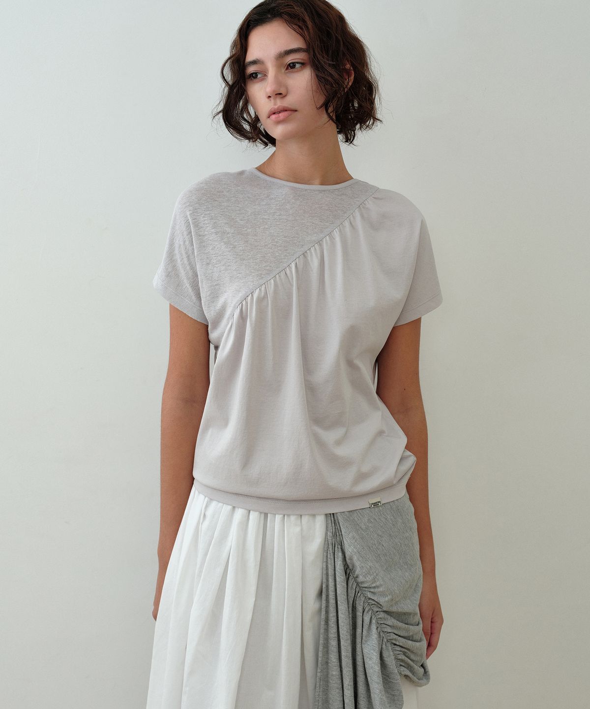 시메트릭 퍼센트(SYMMETRICPERCENT) Diagonal Shirring Top / Grey Beige