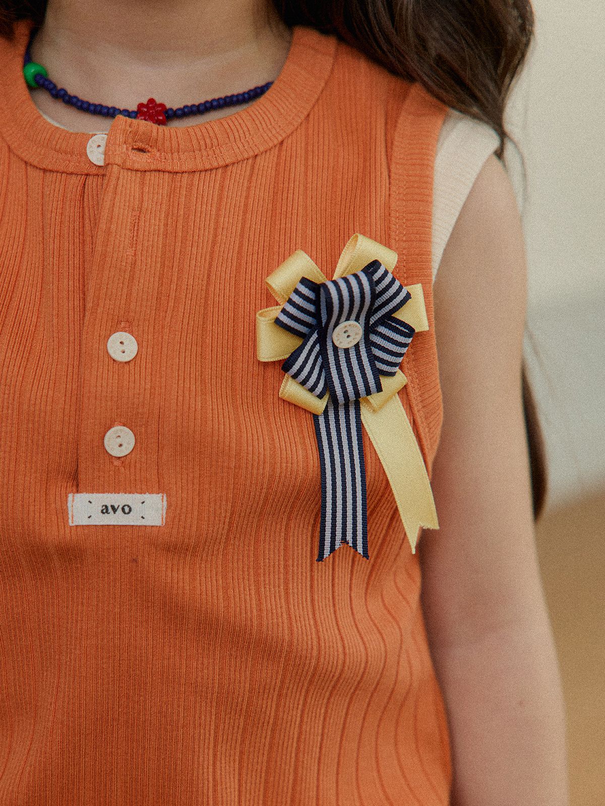 아보(AVO) STRIPE RIBBON TASSEL BROOCH_BLACK