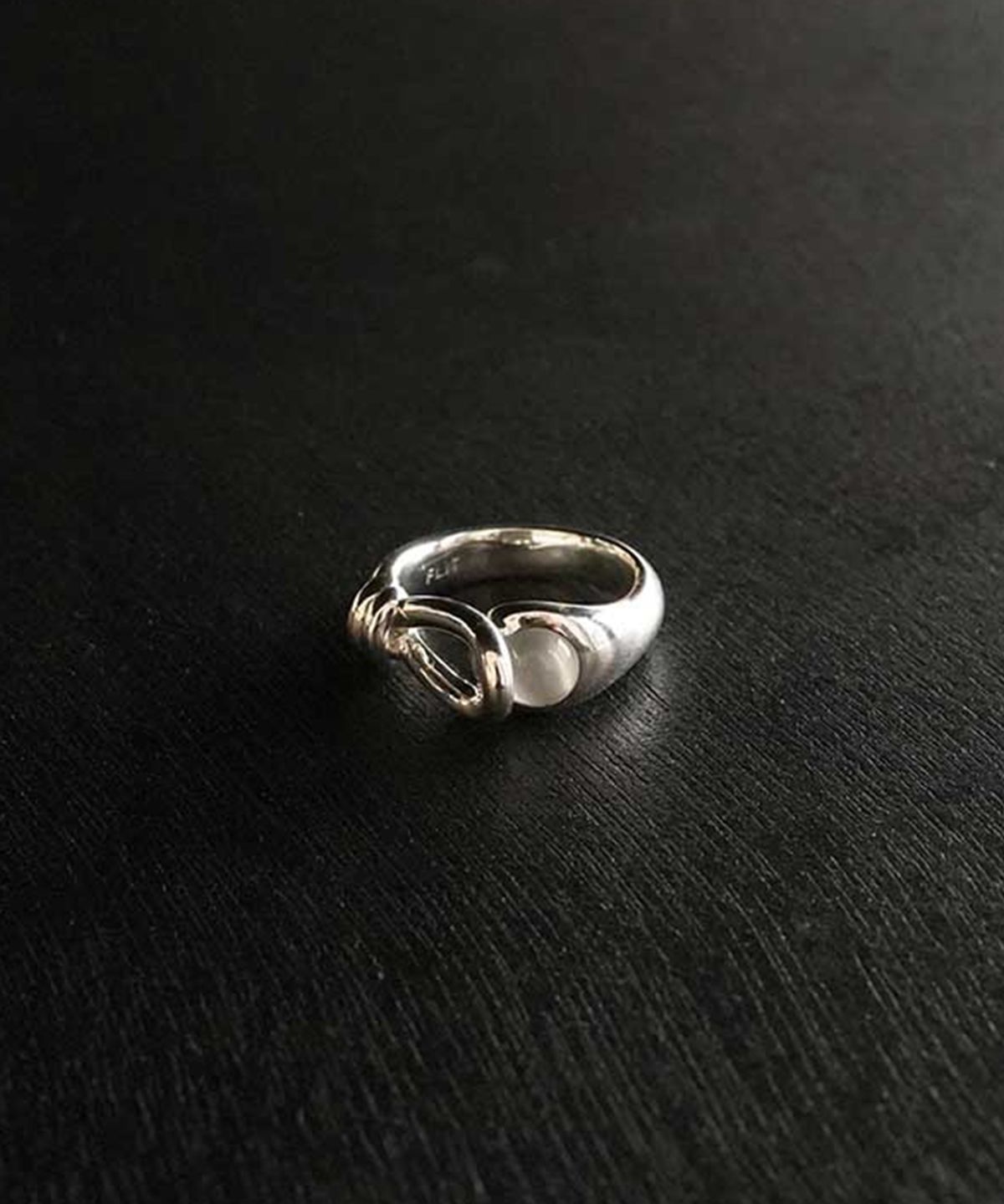 플릿(FLIT) KNOT WHITE GEMSTONE RING