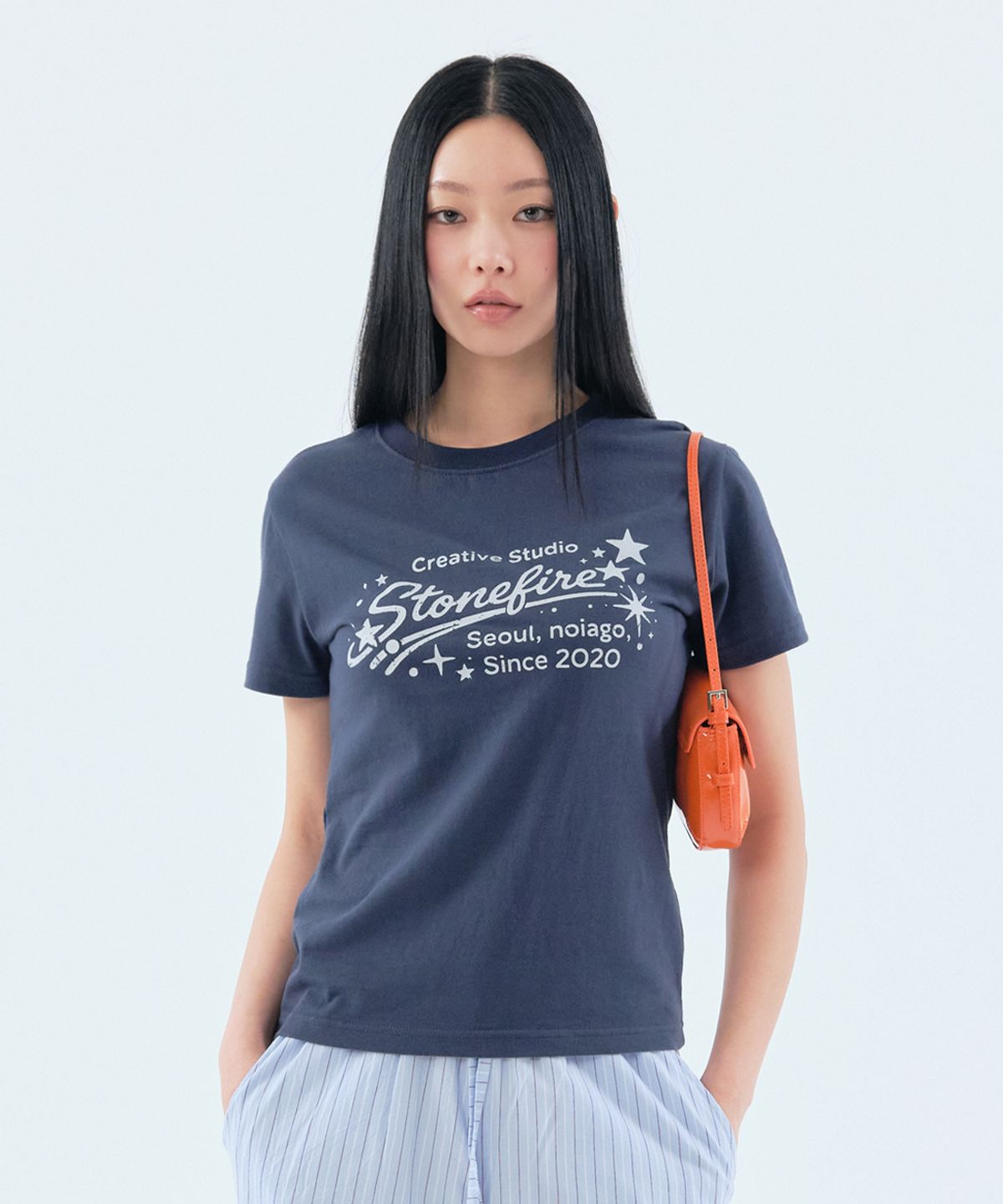 노이아고(NOIAGO) [최소윤X노이아고] NOI1858 라인 프린팅 티셔츠 (네이비)