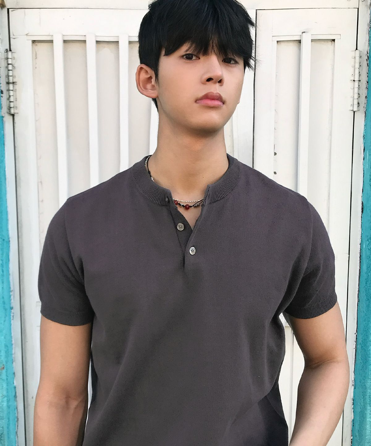 르아르(LEIRE) 머슬핏 헨리넥 반팔 니트 [스모크차콜]
