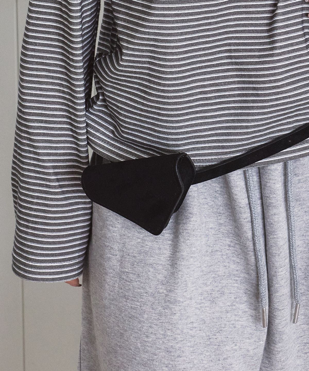 이스케이프프롬(ESCAPEFROM) Suede Triangle Belt Bag