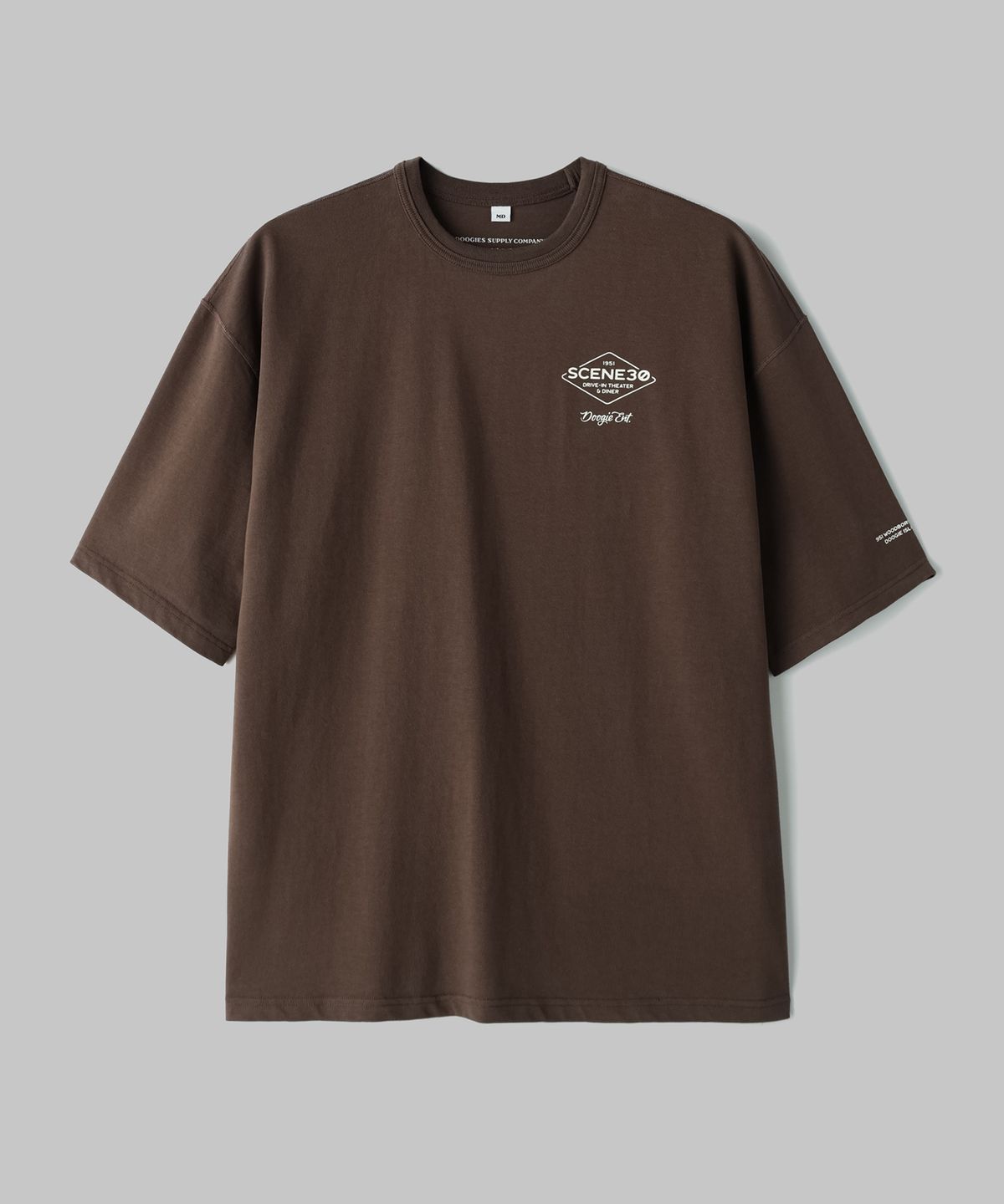 두기스 서플라이 컴퍼니(DOOGIES SUPPLY CO) Loose Short Sleeve Scene Thirty Dia Emblem Tee