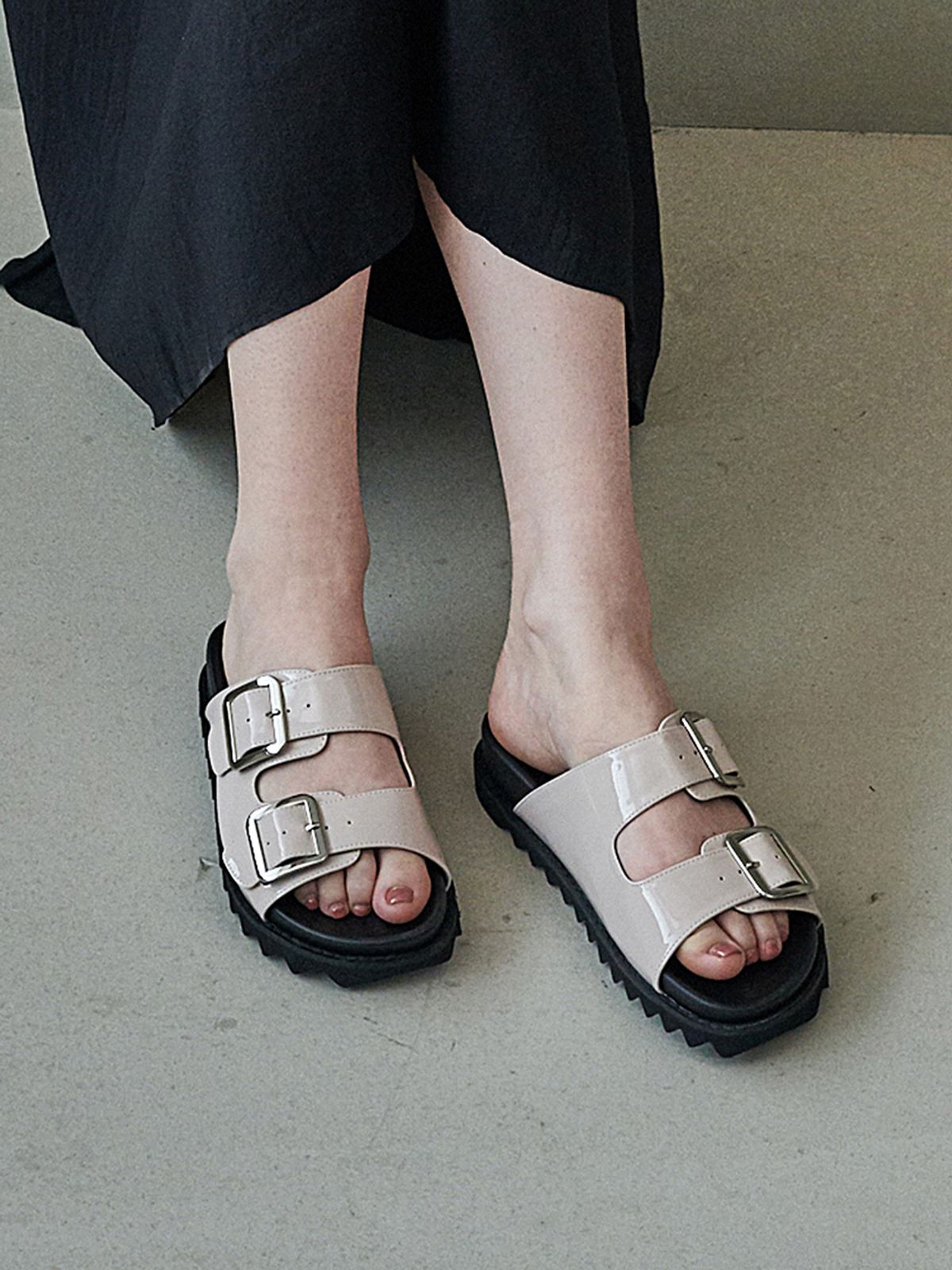 모이지(MOIJI) EO2634 Velcro Enamel Slipper(2color)