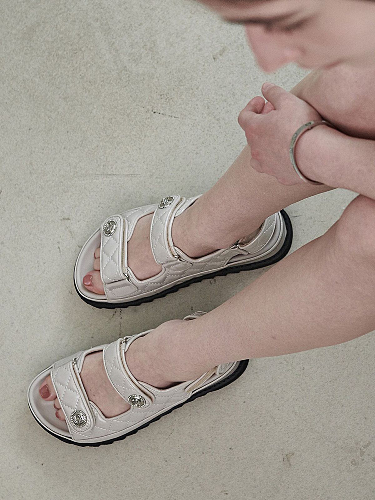 모이지(MOIJI) EO2623 Enamel Velcro Sandals(3color)