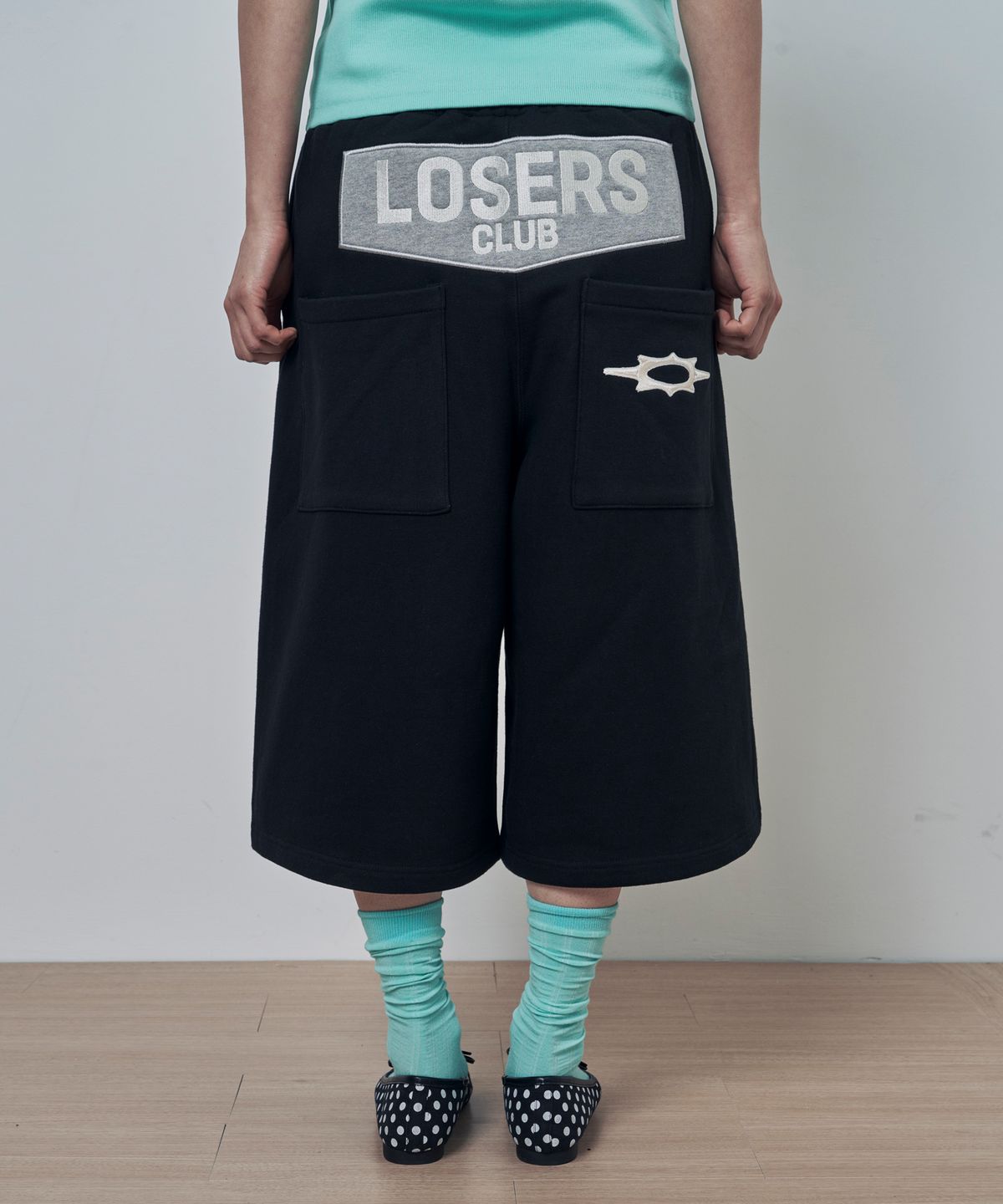 루저스클럽(LOSERS CLUB) LC 로고 아플리케 버뮤다 스웻팬츠 블랙