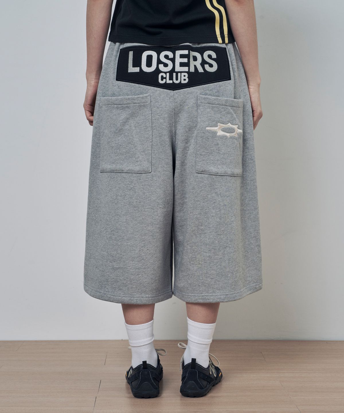 루저스클럽(LOSERS CLUB) LC 로고 아플리케 버뮤다 스웻팬츠 그레이