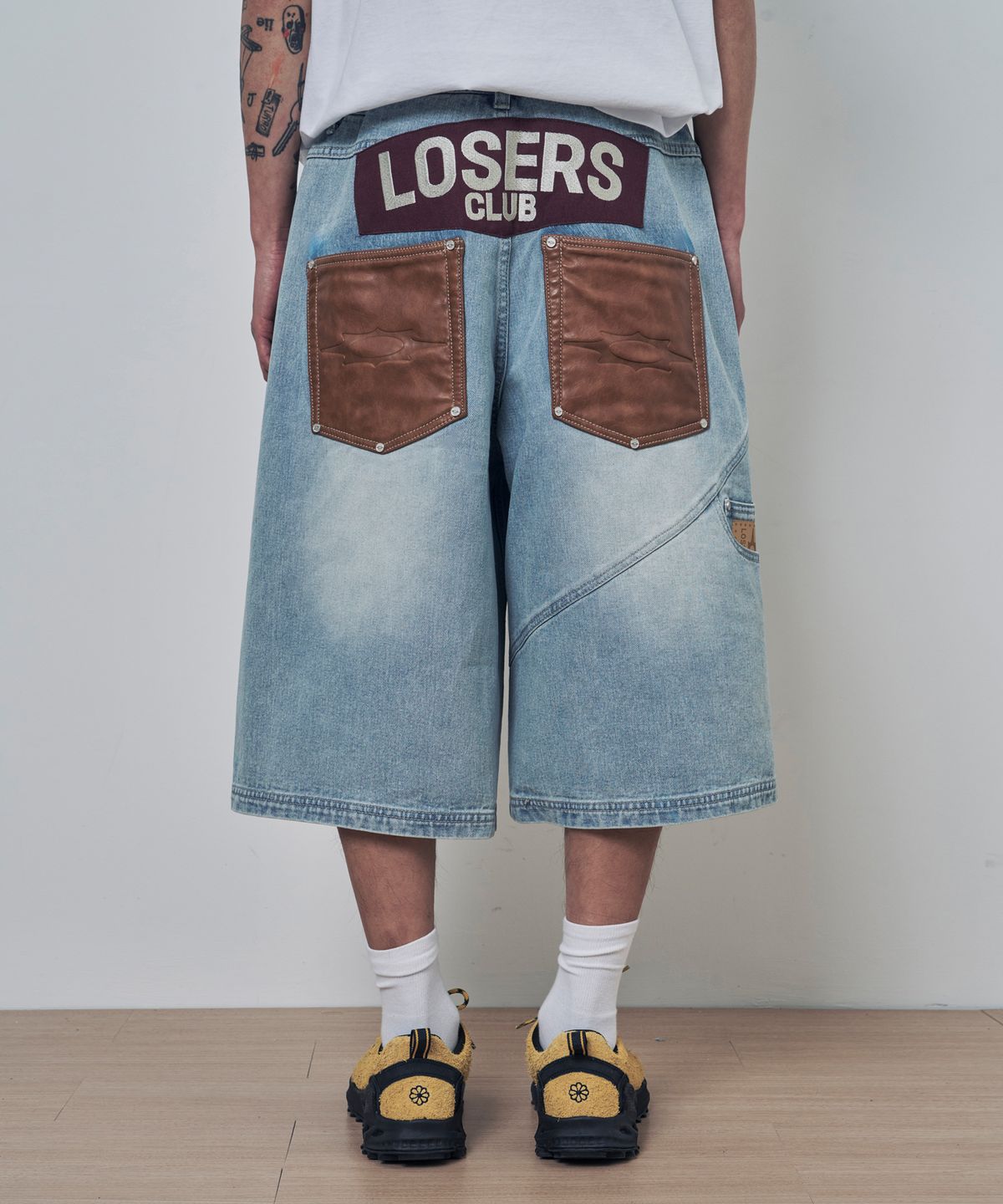 루저스클럽(LOSERS CLUB) 레더 패치 스타 스터드 버뮤다 데님팬츠 라이트블루