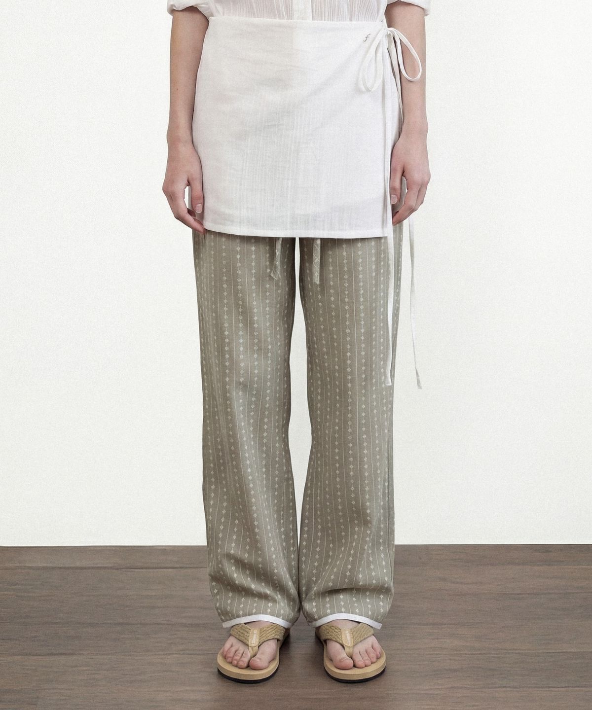 폴뉴아(FOLNUA) FEUILLE BOOTS CUT PANTS (KHAKI)