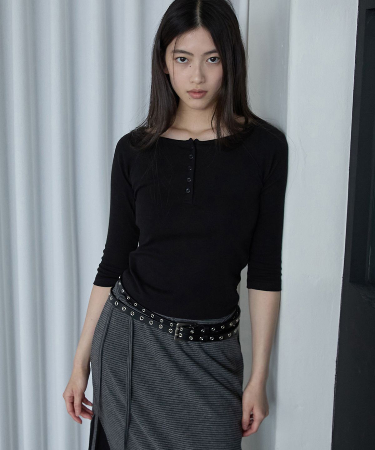 렌세(RENSE) Button Henley Neck Tee Black