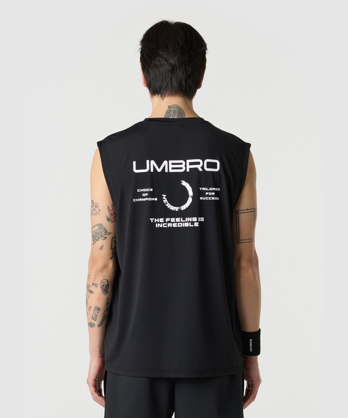 엄브로(UMBRO) [COOLING] 슬로우킥 냉감 메쉬 레터링 슬리브리스 티셔츠 블랙 UR221SSL53