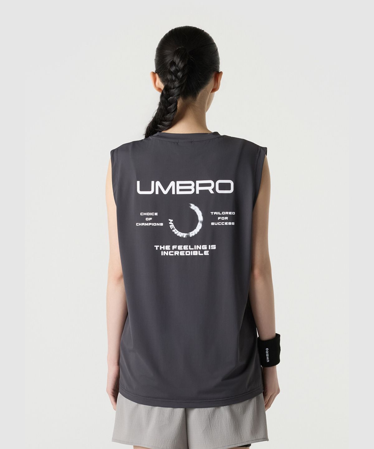 엄브로(UMBRO) [COOLING] 슬로우킥 냉감 메쉬 레터링 슬리브리스 티셔츠 차콜 UR221SSL53