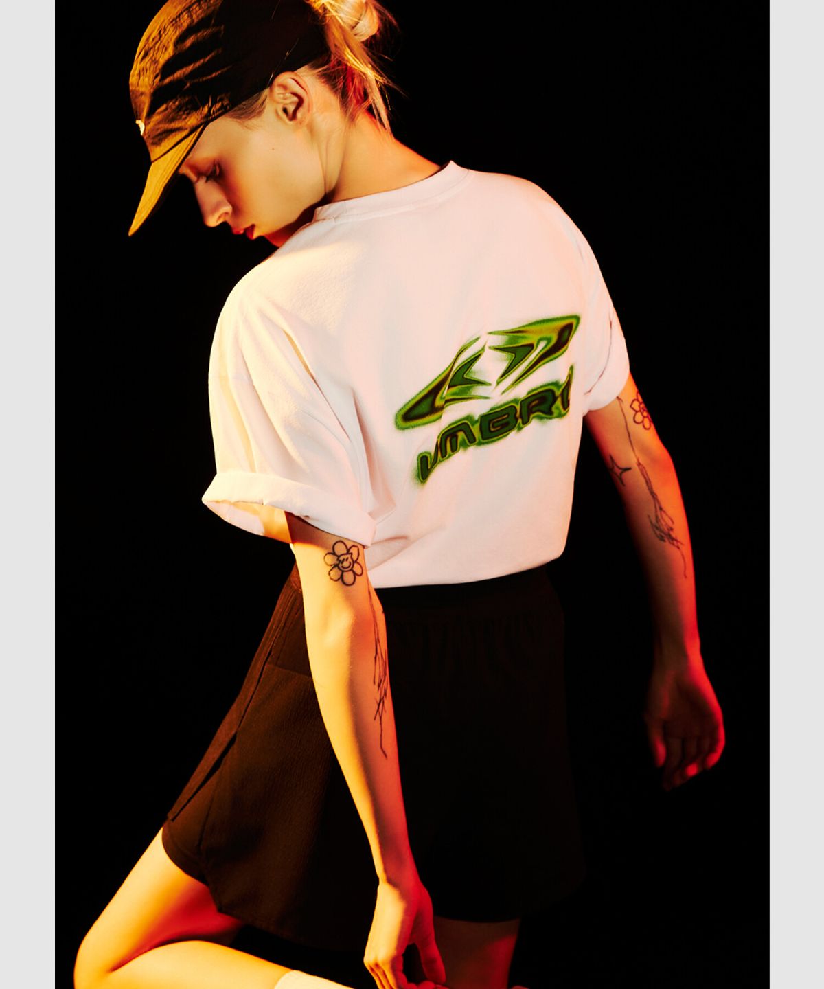 엄브로(UMBRO) [QUICK-DRY] 슬로우킥 히트맵 로고 프레쉬 반팔 티셔츠 화이트 UR221SRS54