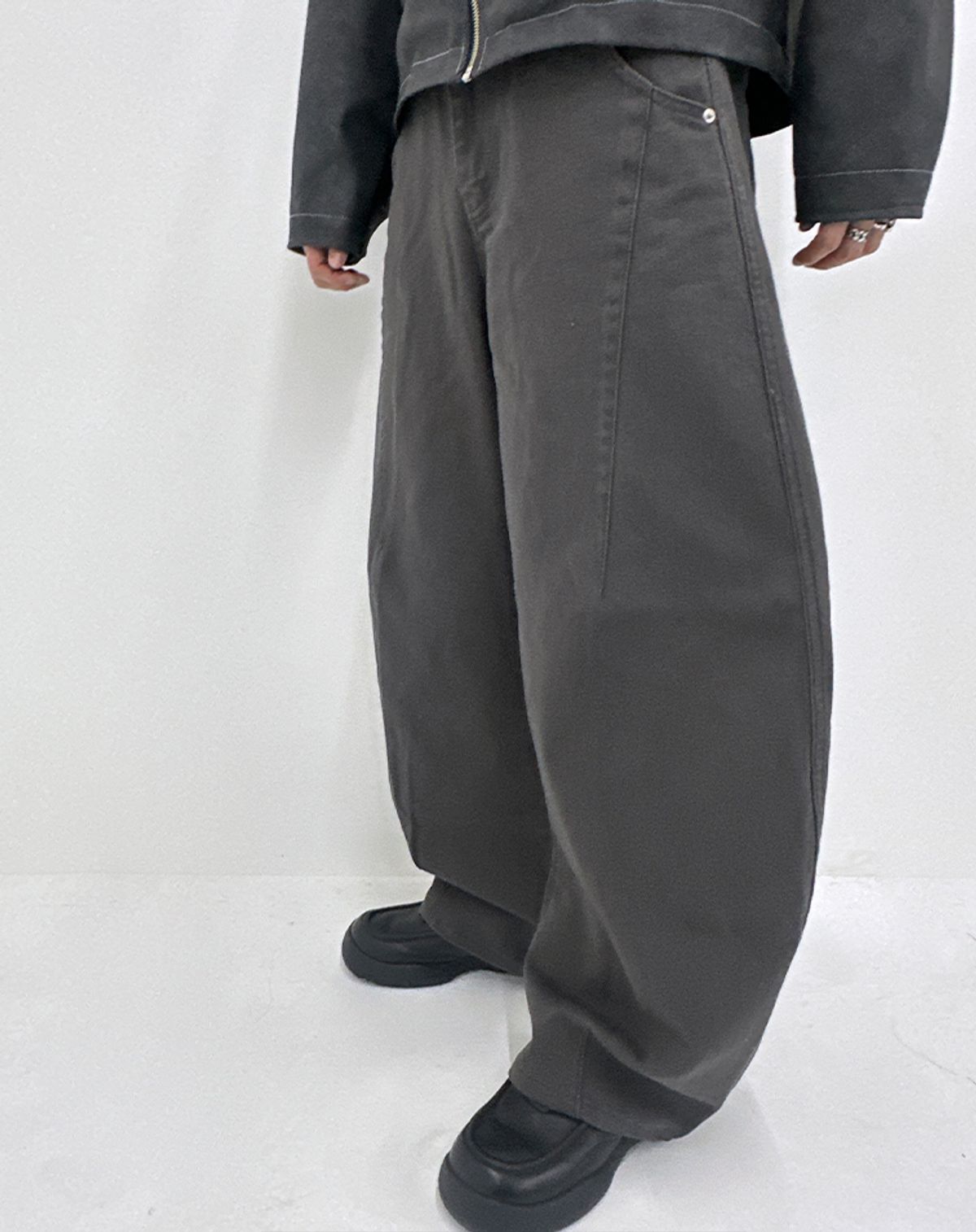 무건(MUGON) 커브드 로우 벌룬 코튼 팬츠 _ 그레이