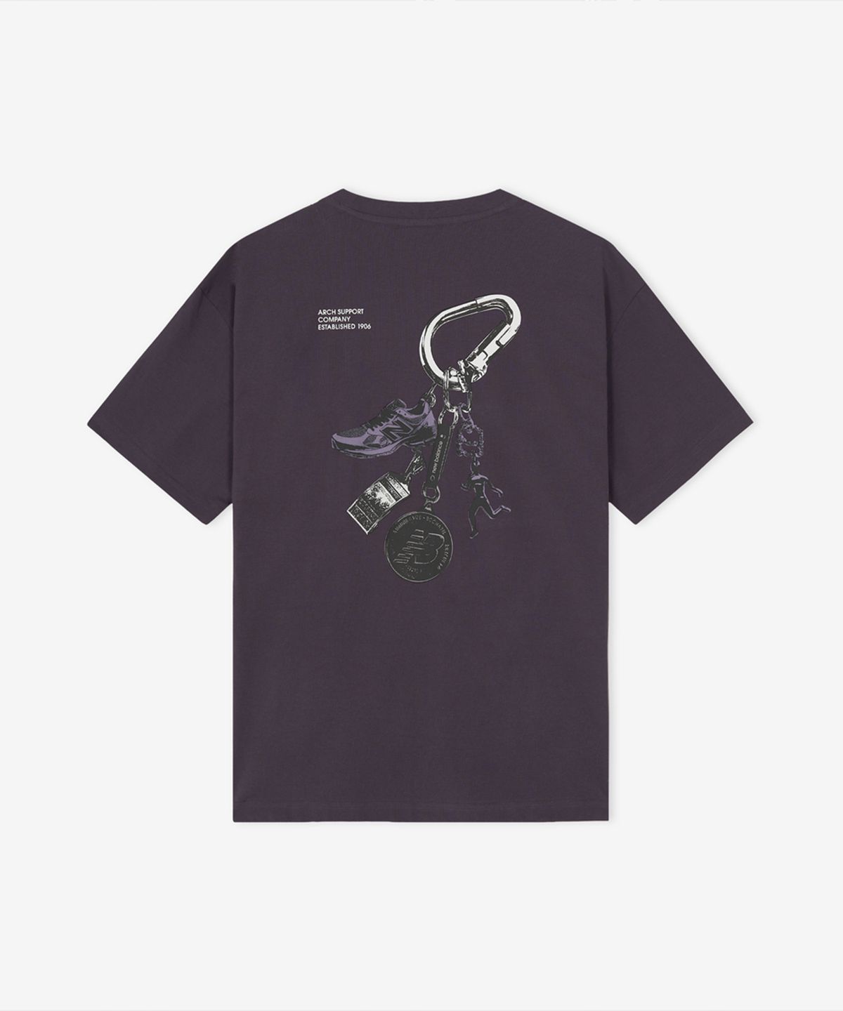 뉴발란스(NEW BALANCE) NBNEG21543 / UNI 트랙 클럽 카라비너 그래픽 반팔티(D/PURPLE)