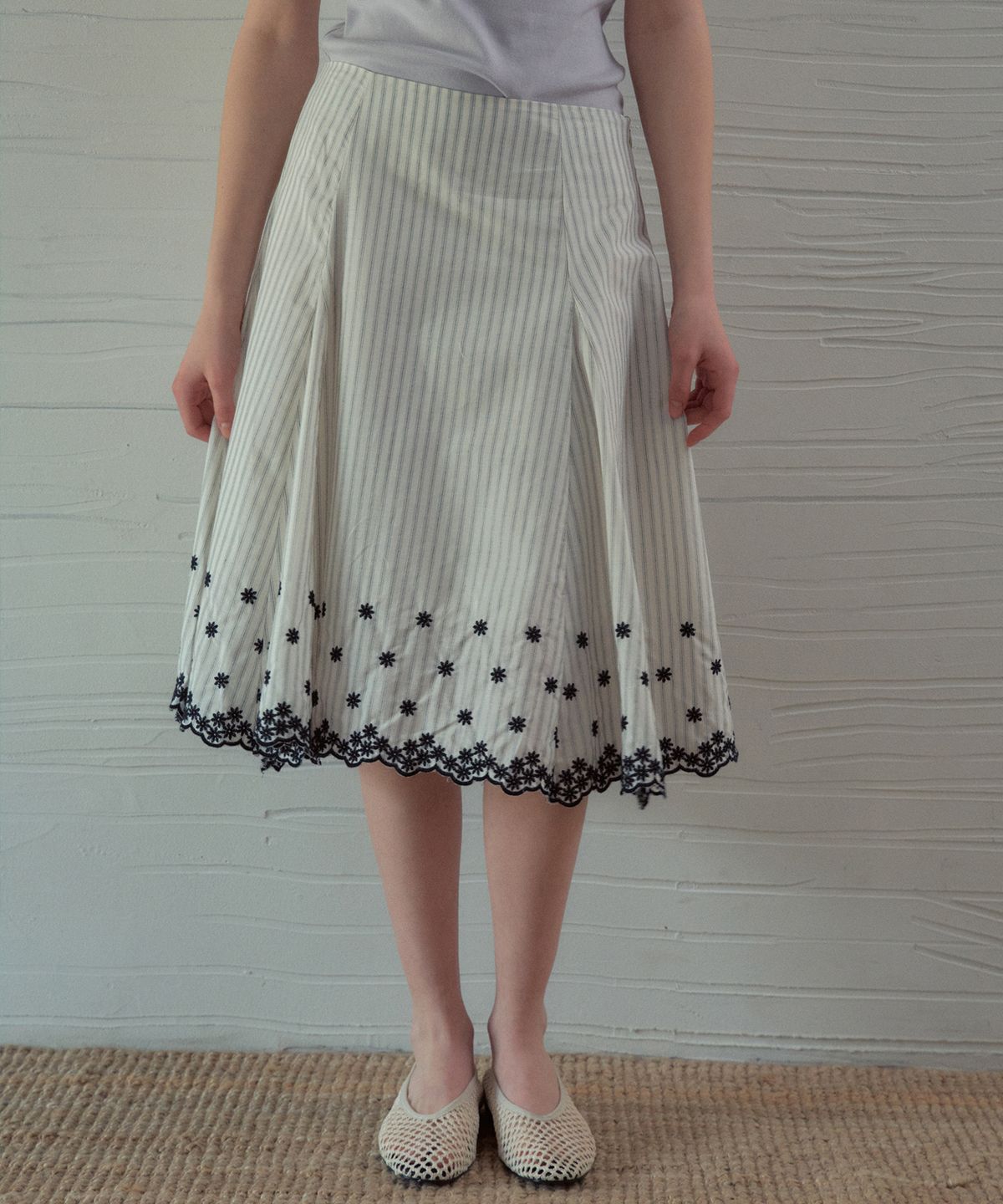 아우어노스텔지아(OURNOSTALGIA) Prairie Flower Stripe Embroidered Skirt_Ivory(OB6SK07)