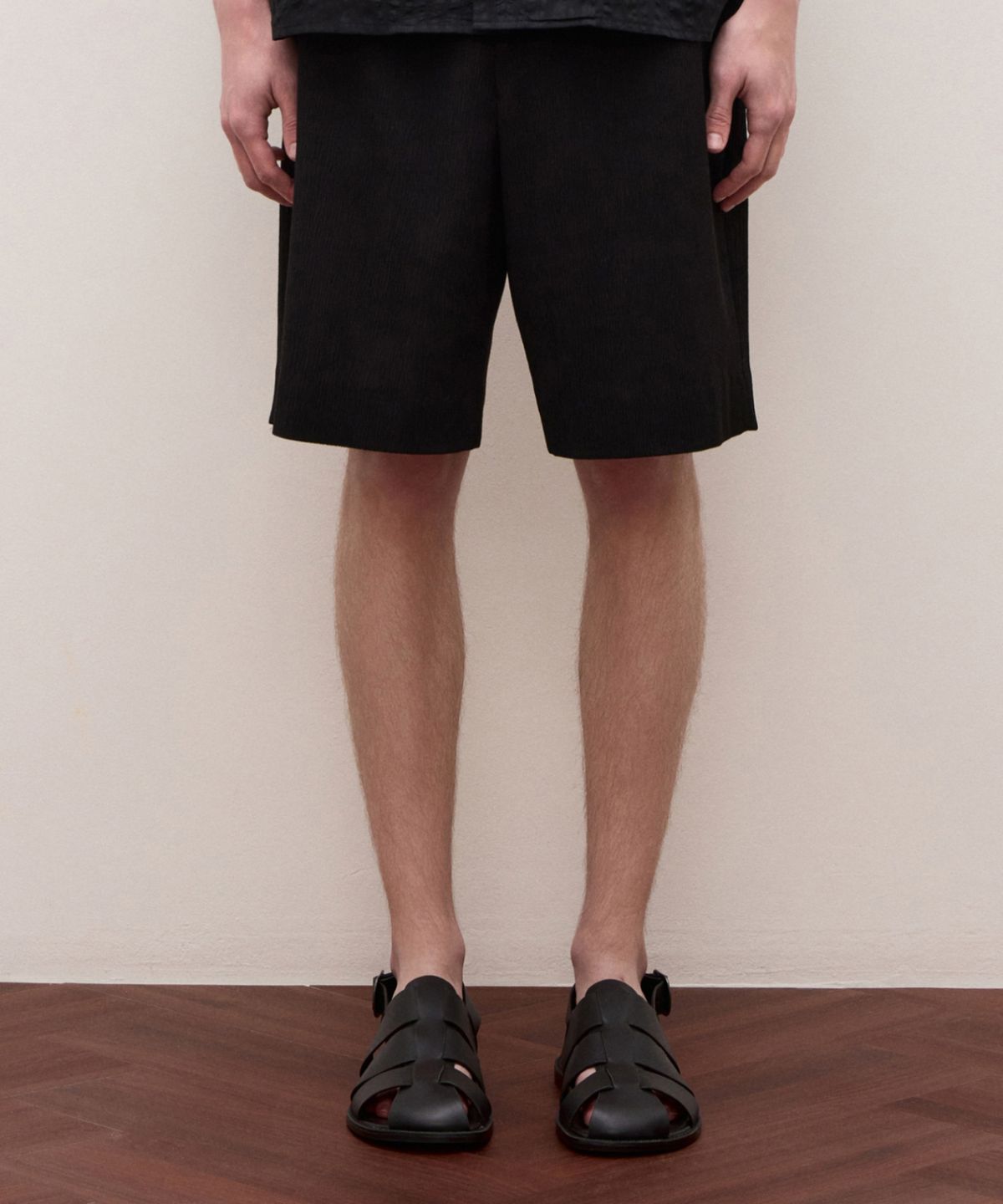질스튜어트뉴욕 맨(JILLSTUART NEWYORK MEN) 플리츠 릴랙스드 숏팬츠- 블랙 (JNPA6B523BK)