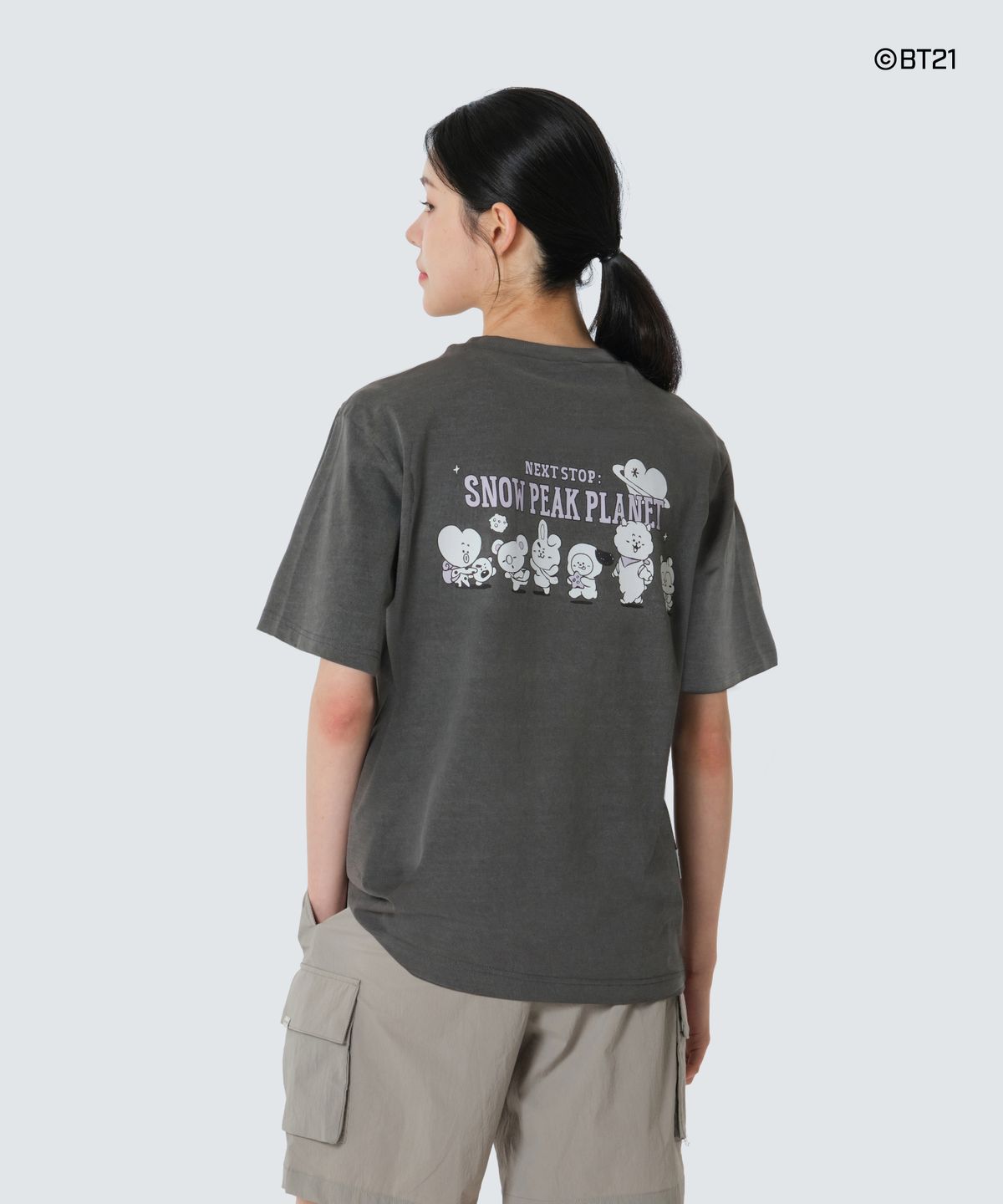 스노우피크 어패럴(SNOWPEAK APPAREL) [스노우피크 I BT21] 그래픽 반팔 티셔츠 (S26MUFTS90) Dark Charcoal