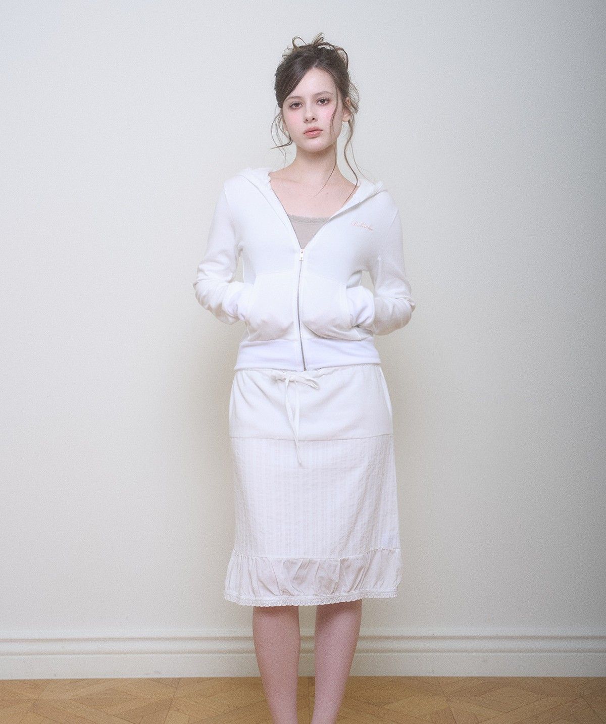 벨리아르(BELLIALEU) BELLA HOOD ZIP UP WHITE