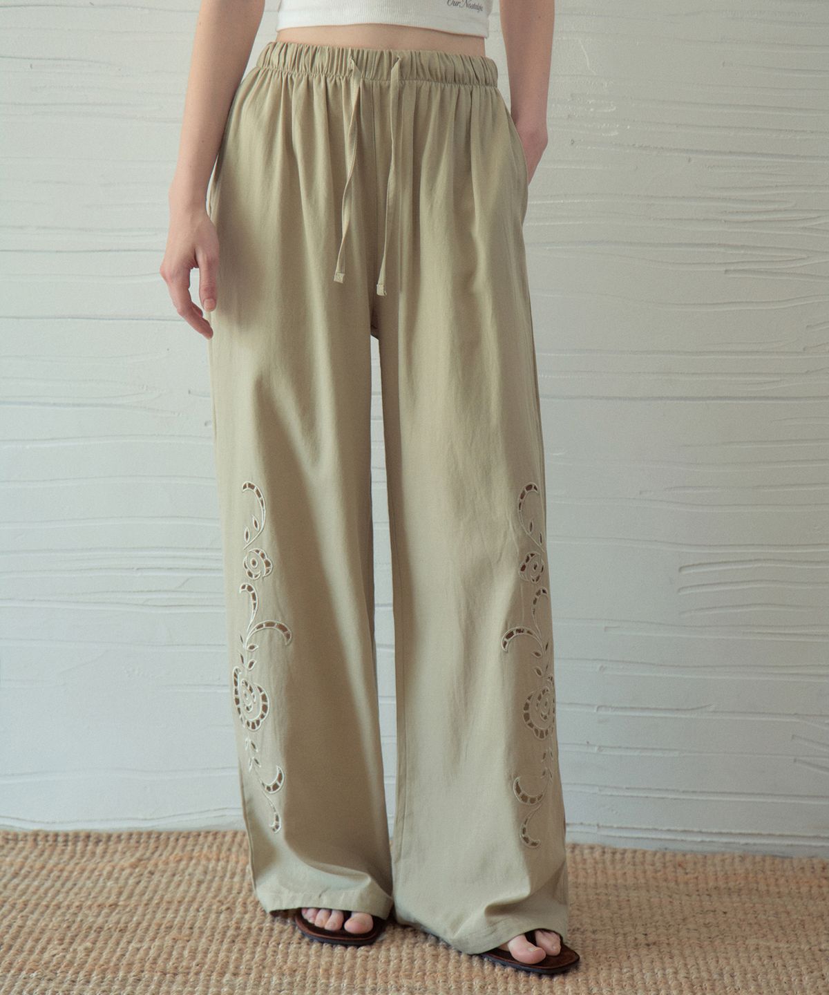아우어노스텔지아(OURNOSTALGIA) Rose Embroidered Wide Pants_Dark Green(OB6PT05)