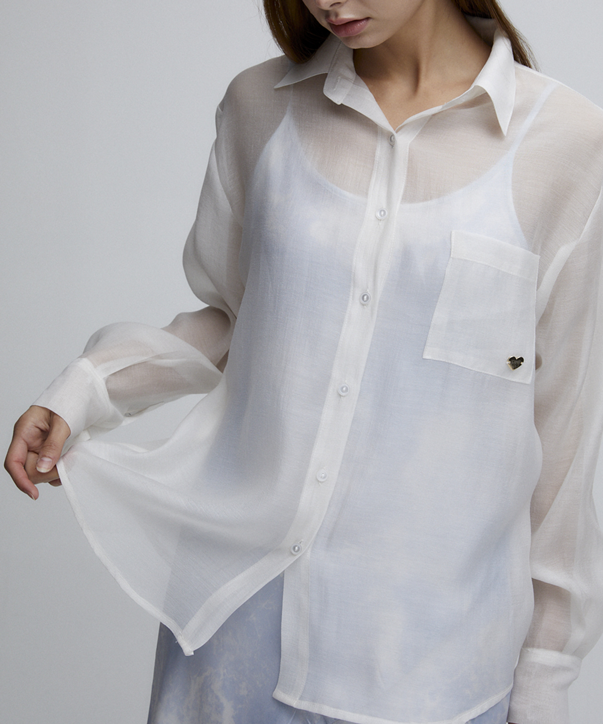 알리에나(ALIENAR) shimmer white shirt
